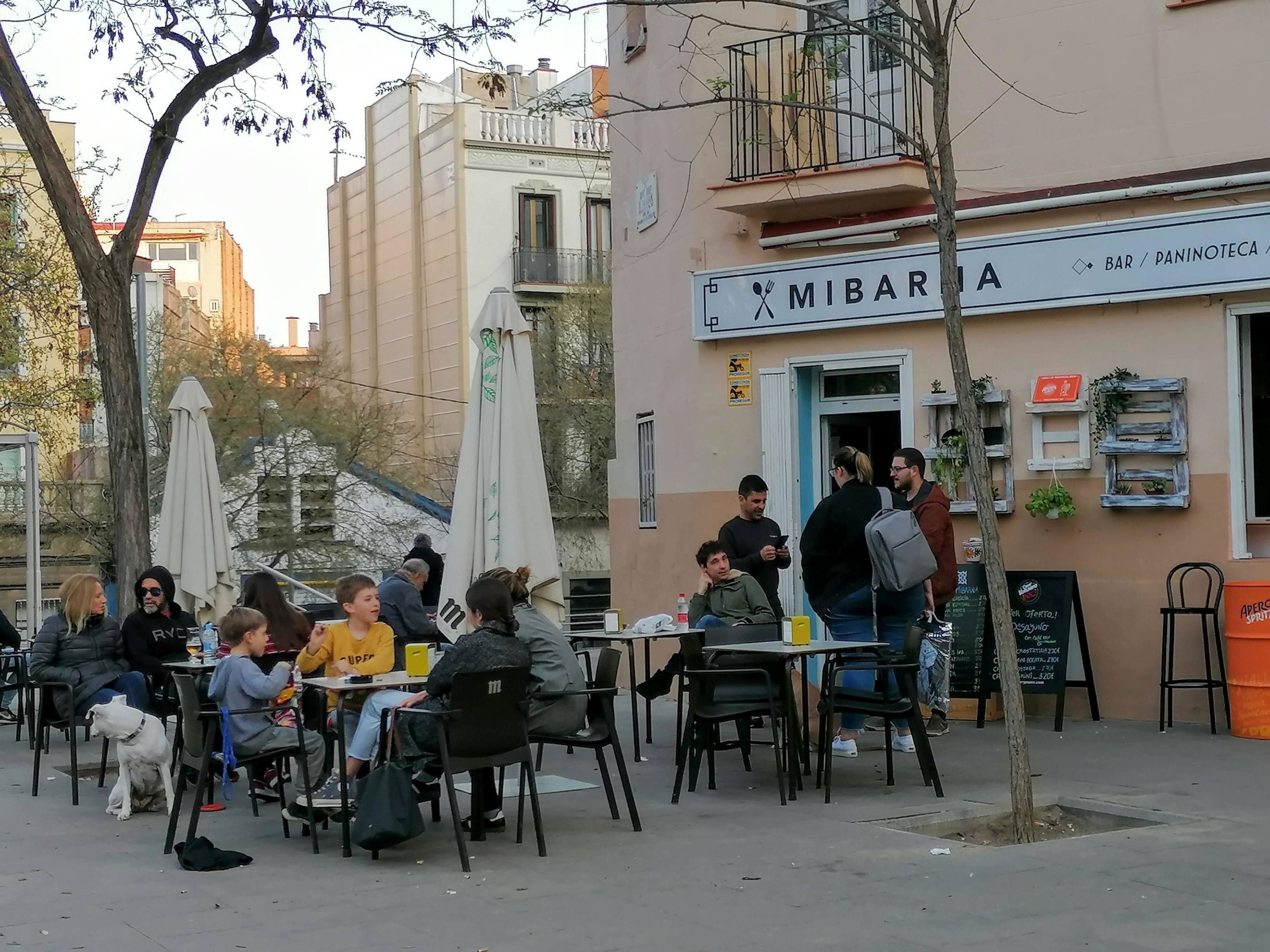 Nens berenant en una terrassa de Barcelona en una imatge d'arxiu / MMP