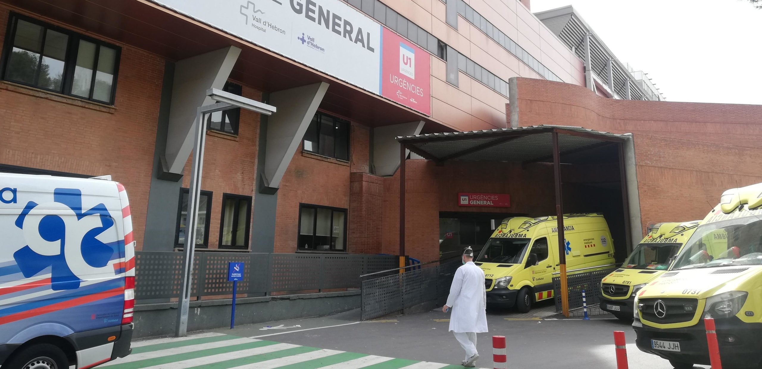 Un sanitari entra a urgències de l'Hospital Vall d'Hebron / A. L.