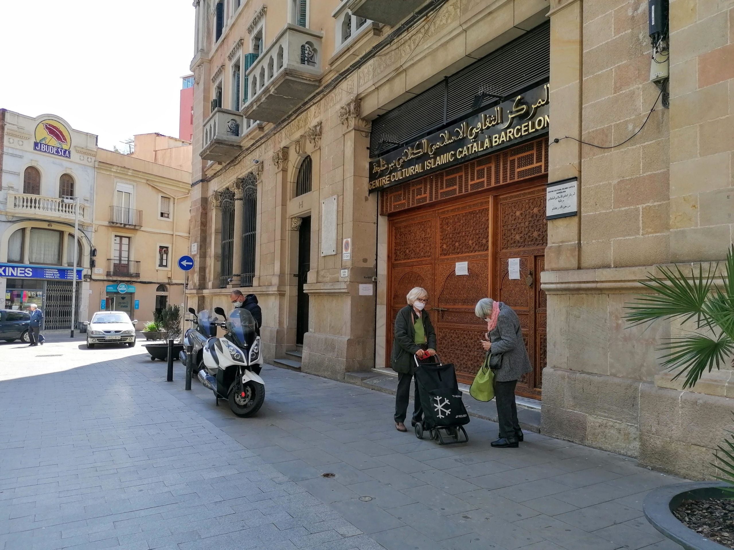 Un voluntari i dues beneficiàries de les mascaretes del Centre Cultural Islàmic de Barcelona / MMP