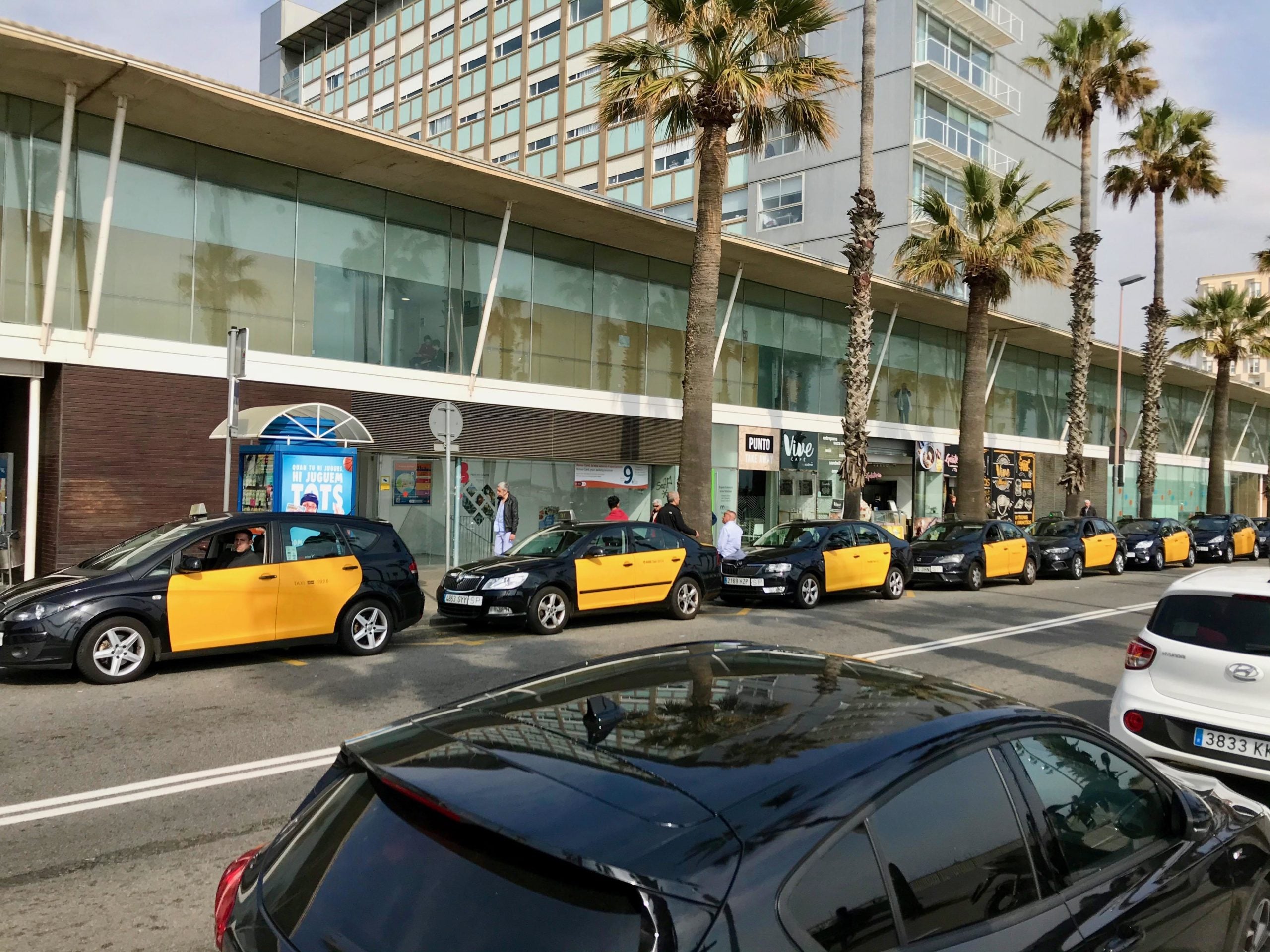 La parada de taxis en un dels primers dies de confinament a l'Hospital del Mar | A.G