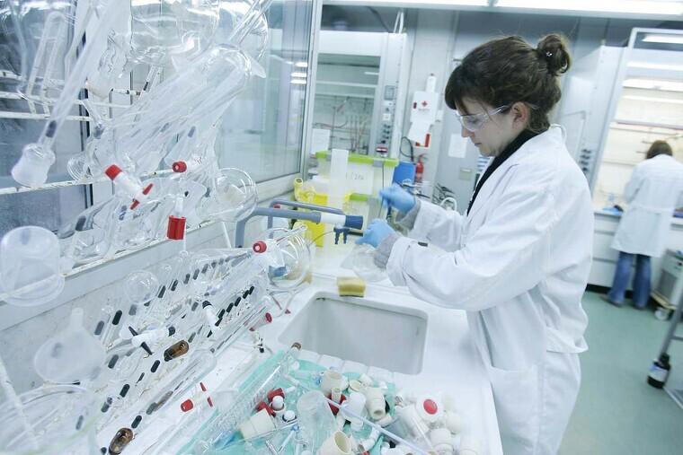 Investigadora treballant al laboratori | SECRETARIA D'UNIVERSITATS I RECERCA