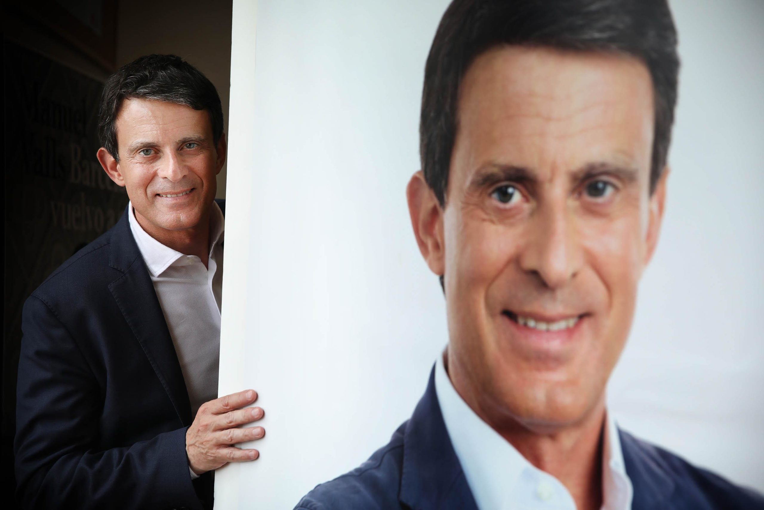 Manuel Valls, rere el seu cartell electoral durant la campanya de 2019 / Jordi Play