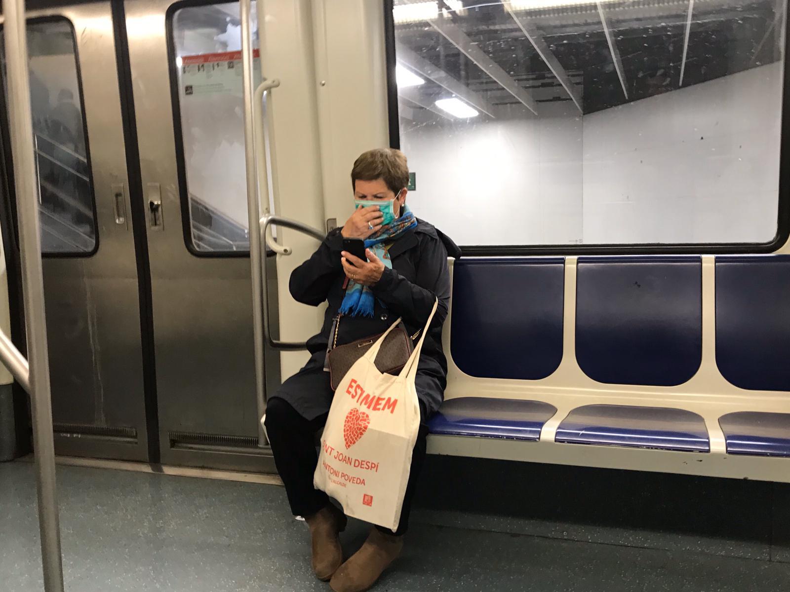 Una passatgera en un metro gairebé desert el passat dissabte al matí / A.G.