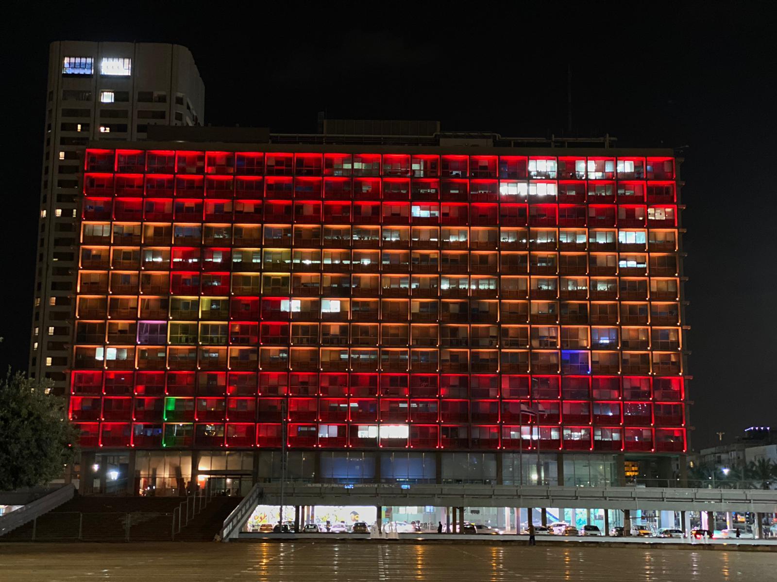 L'Ajuntament de Tel Aviv, il·luminat amb la bandera d'Espanya / Twitter - @mayoroftelaviv