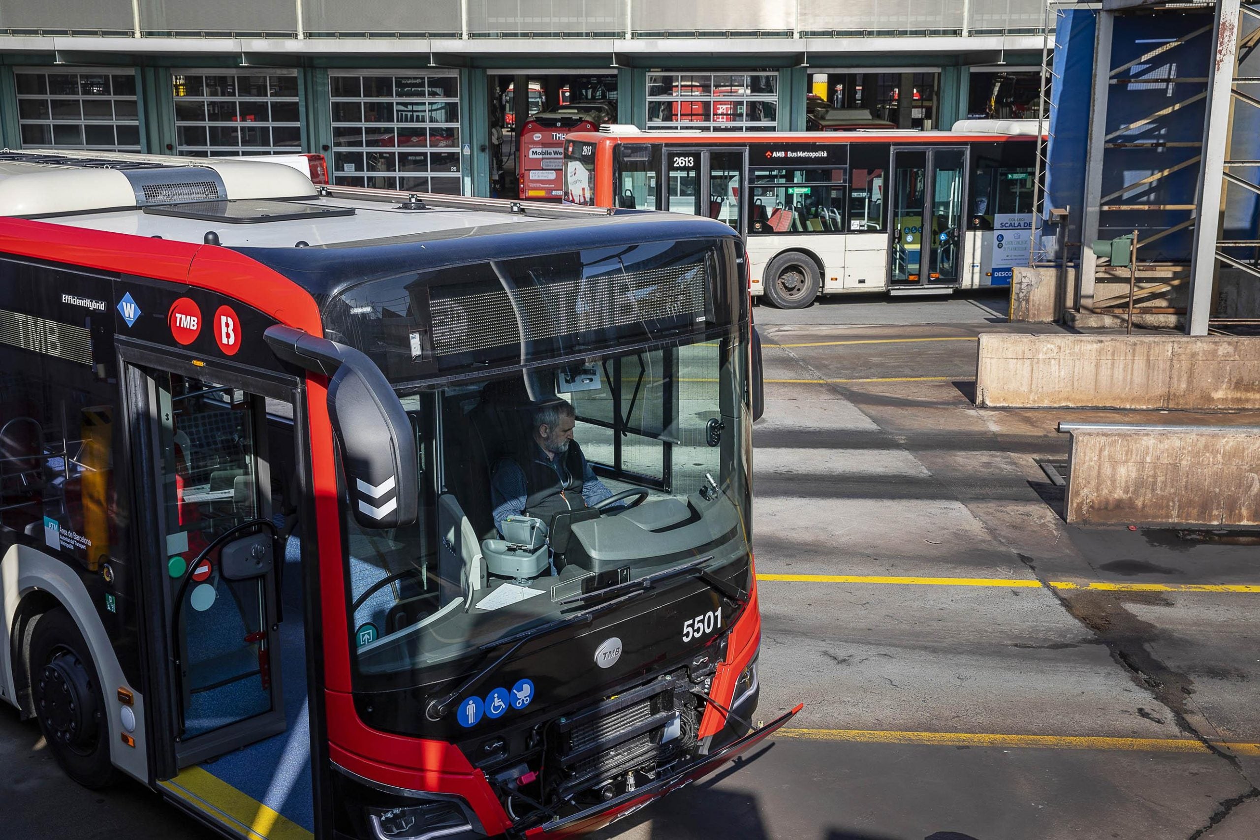 Un conductor d'autobusos de TMB a les cotxeres d'Horta / Jordi Play