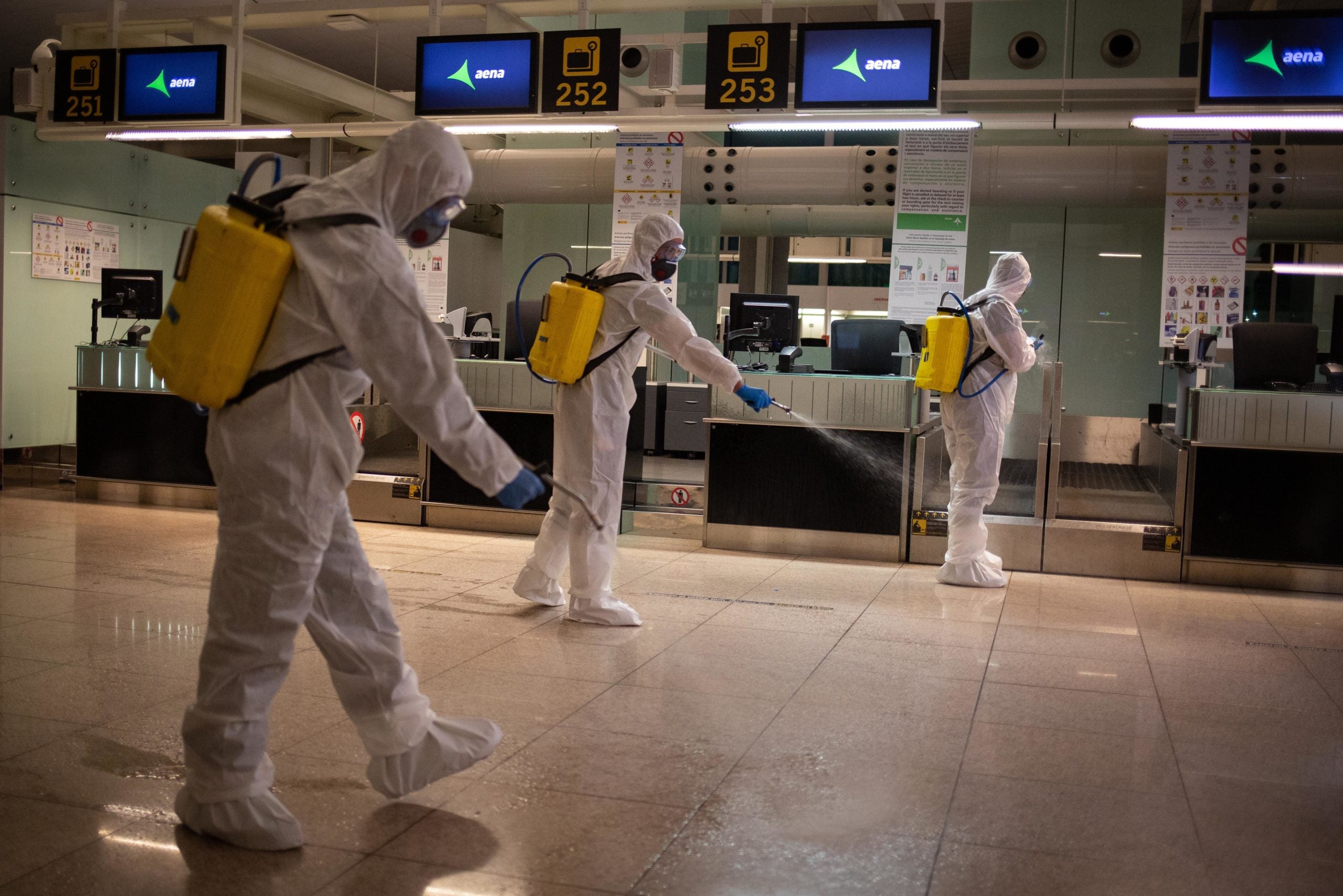 Tres agents de la Unitat Militar d'Emergències (UME) de l'Exèrcit netegen el terra durant les tasques de desinfecció a l'Aeroport del Prat | EP