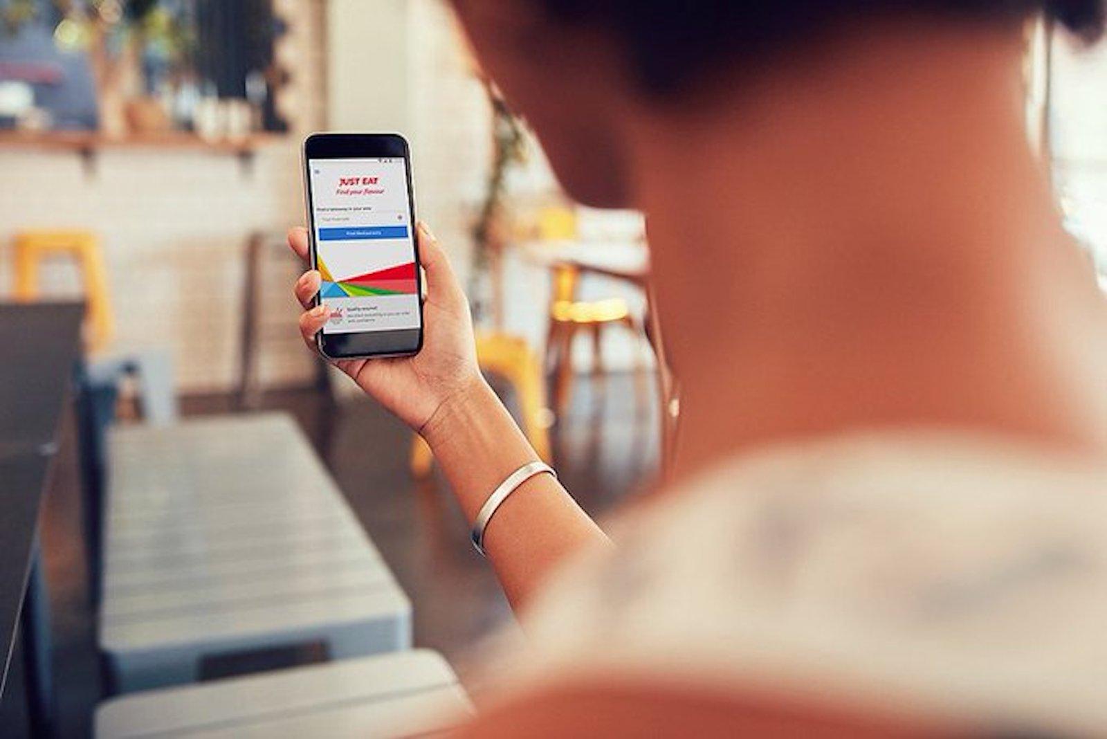 Una persona mira l'aplicació d'una empresa de servei de menjar a domicili | twitter