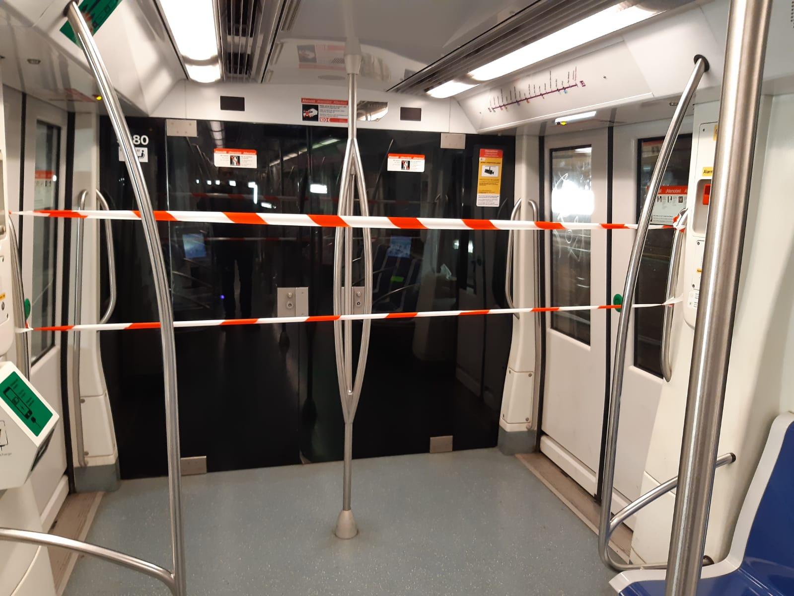 Un cordó separa els viatgers del metro de la cabina del maquinista, en un tren de la L2 / Cedida