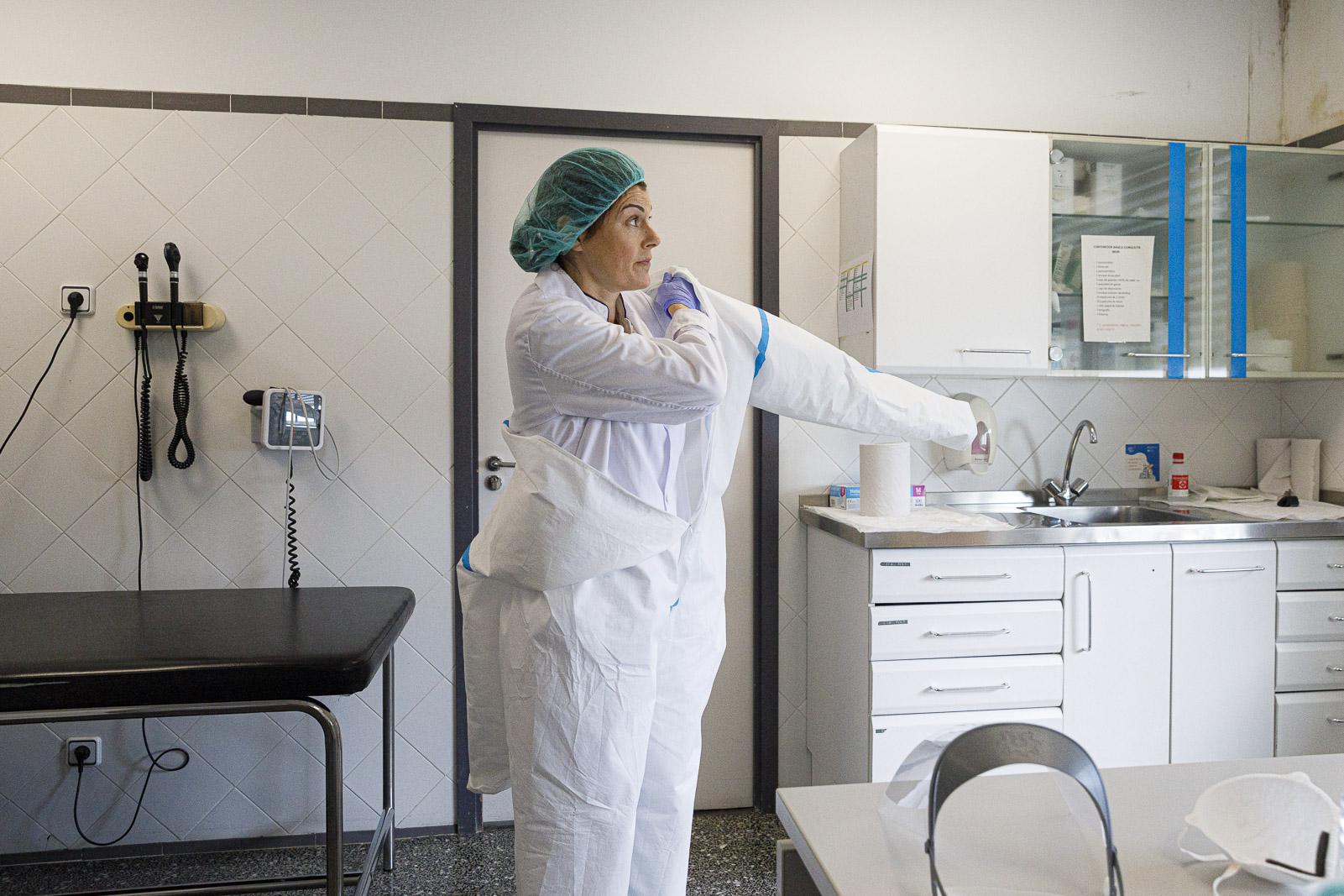 Una infermera del CAP Sant Andrue posant-se la granota per treballar durant la pandèmia de covid-19 causada pel coronavirus / Jordi Borràs