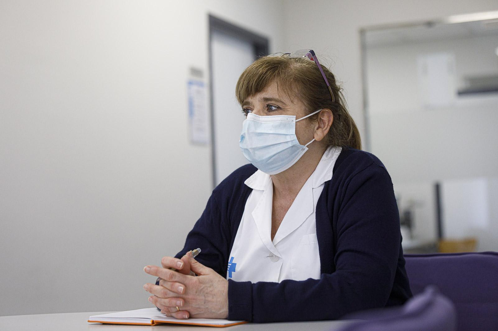 Carme Sanz Subirana, administrativa del CAP Sant Andreu referent del personal de gestió i serveis, atenció a l'usuari, durant la pandèmia de covid-19 causada pel coronavirus / Jordi Borràs