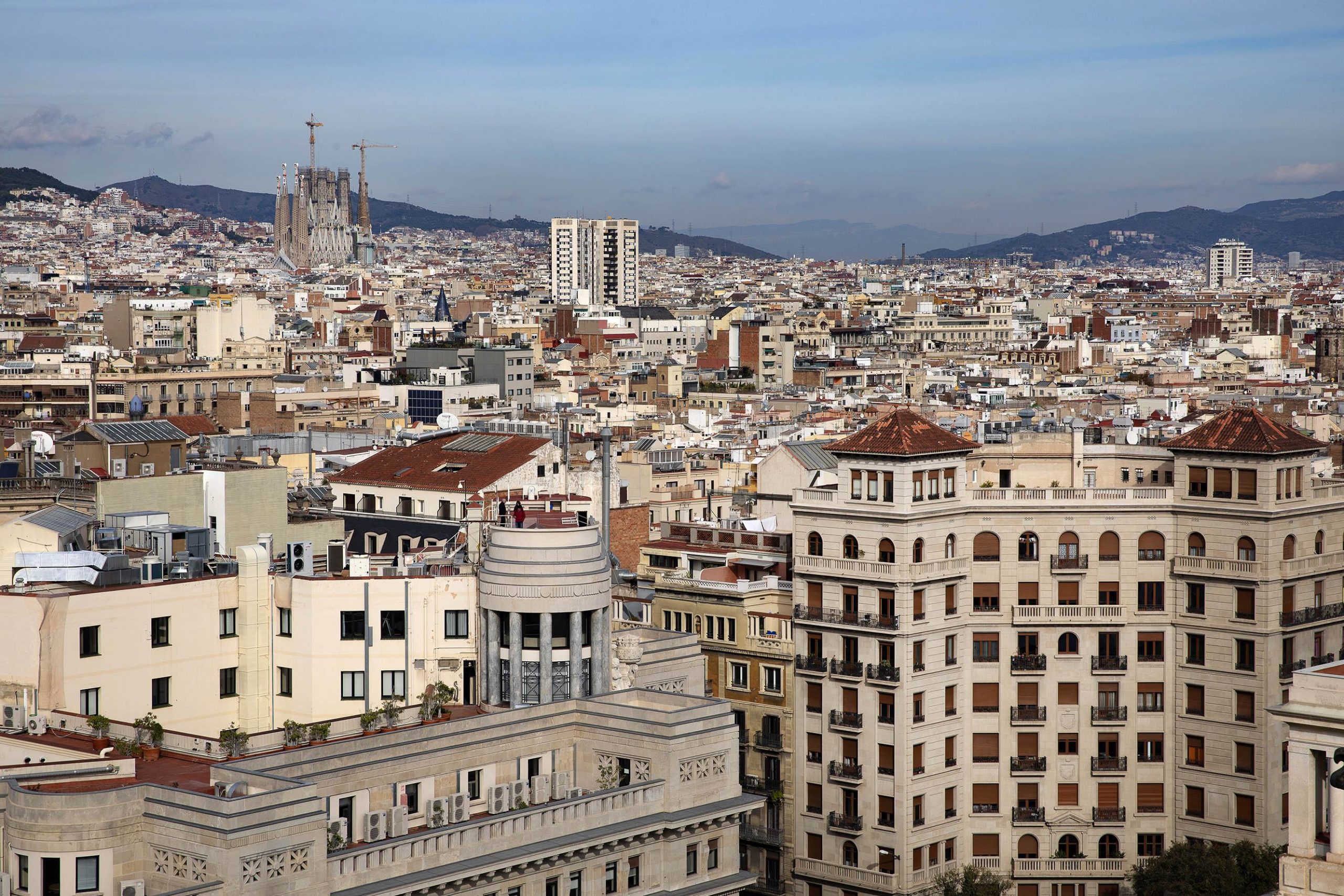 Vista panoràmica del centre de Barcelona i de la Sagrada Família / Jordi Play