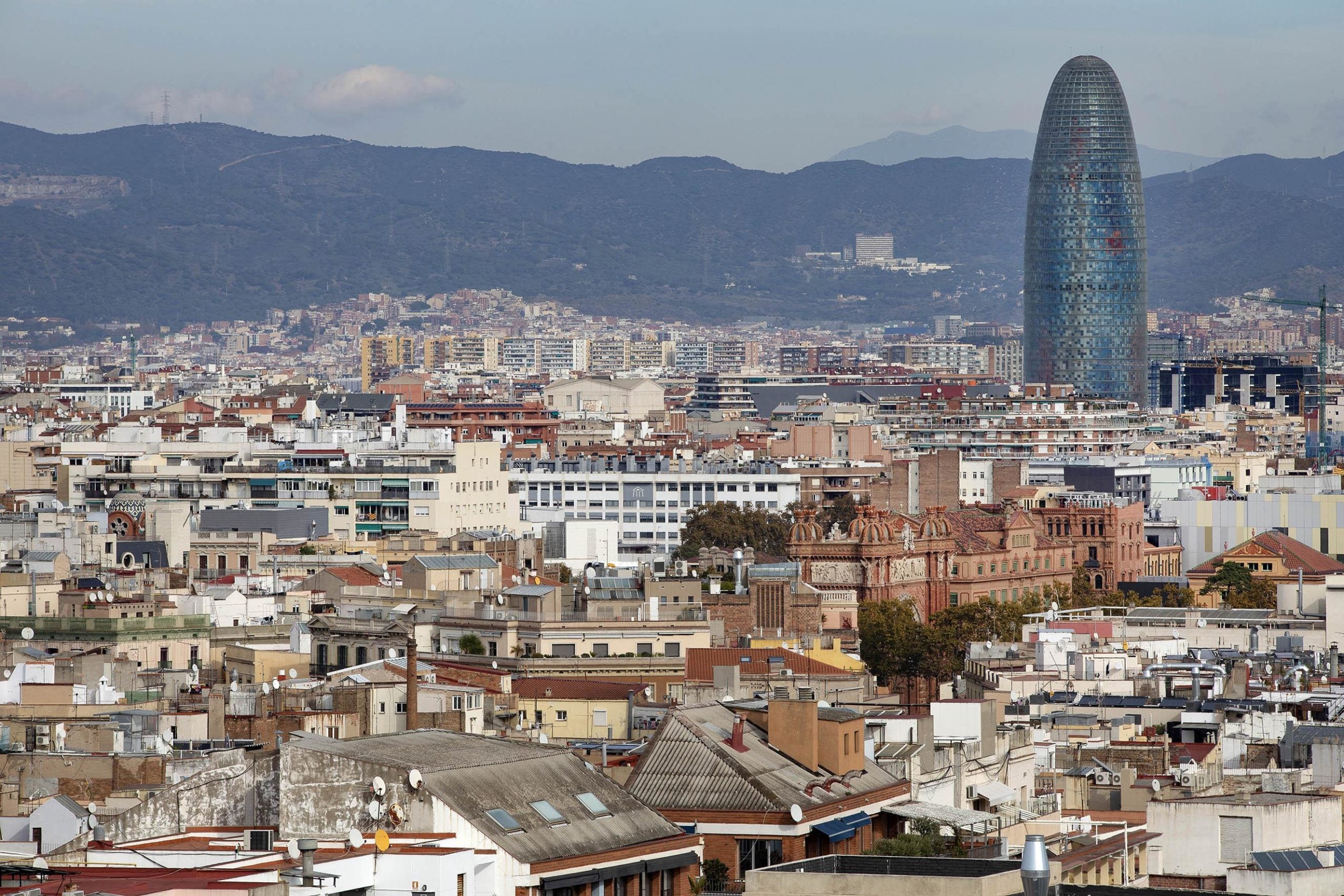 Vista panoràmica de Barcelona, amb la Torre Glòries, en imatge d'arxiu / Jordi Play