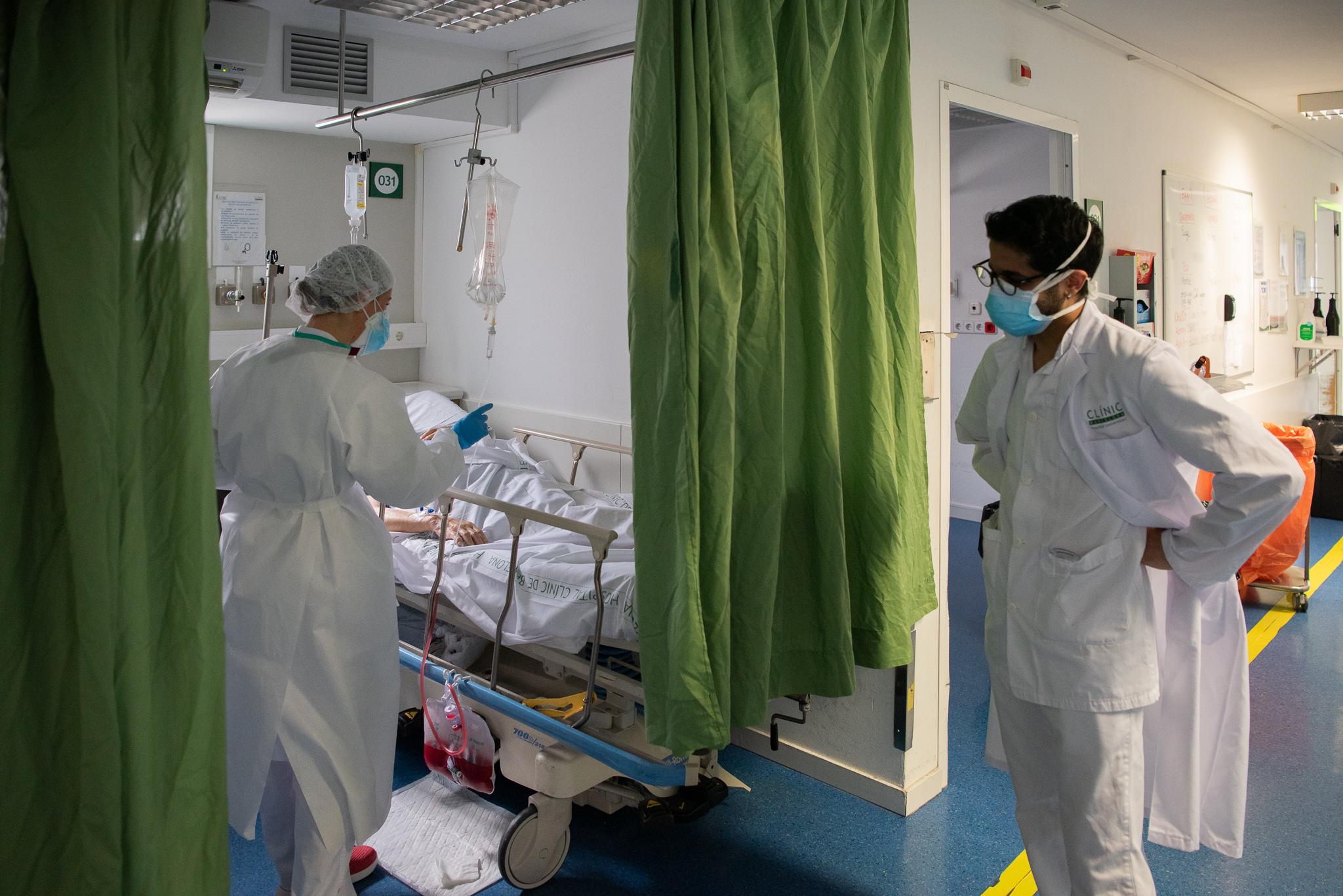 Dos professionals sanitaris atenent un pacient de Covid-19 a l'Hospital Clínic / Francisco Ávila / Hospital Clínic