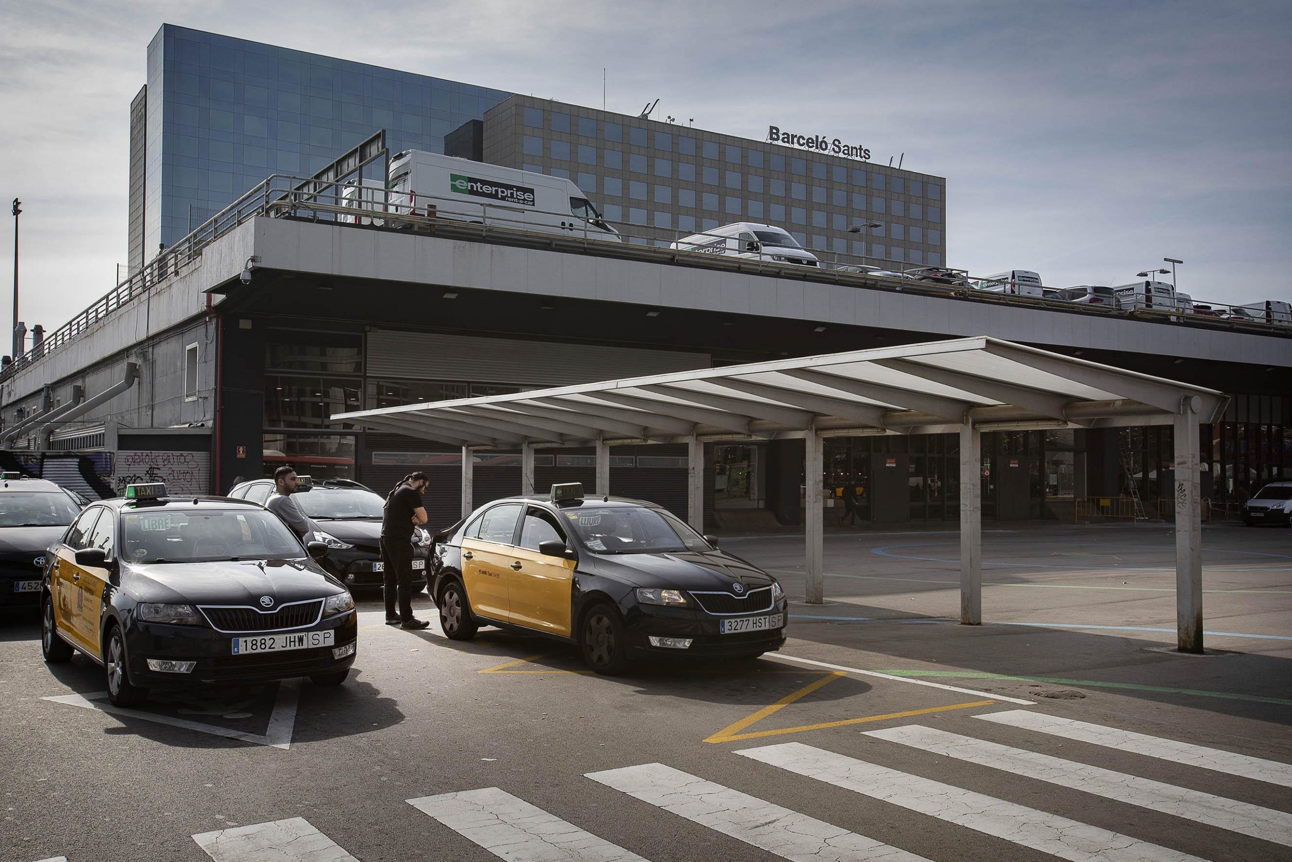 Taxis a la porta de l'Estació de Sants, en una imatge de 2020 / Jordi Play