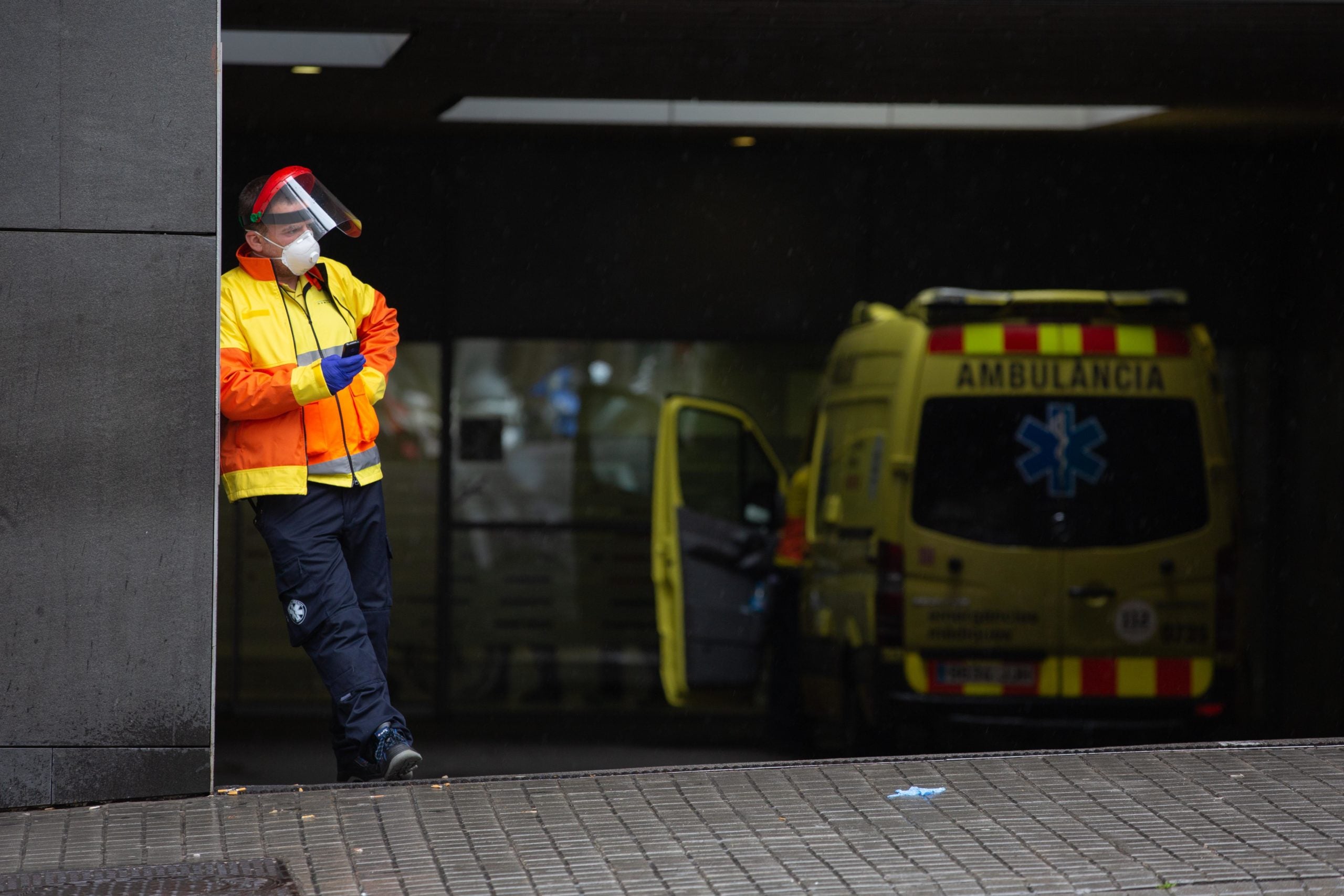 Un treballador d'ambulàncies espera a la porta d'Urgències de l'hospital Sant Pau, durant l'estat d'alarma pel coronavirus / David Zorrakino - Europa Press