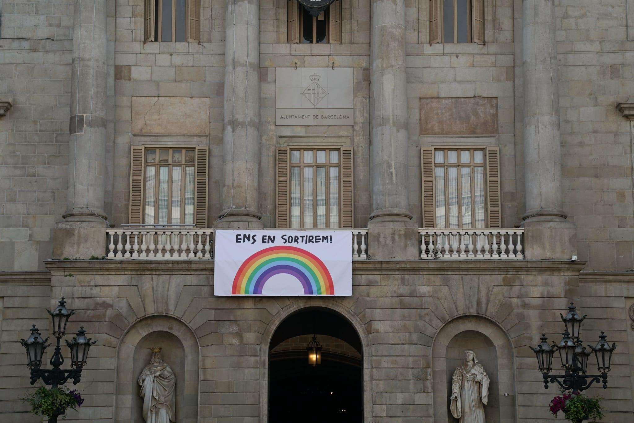 La pancarta 'Ens en sortirem' penjada a la façana de l'Ajuntament de Barcelona / Europa Press