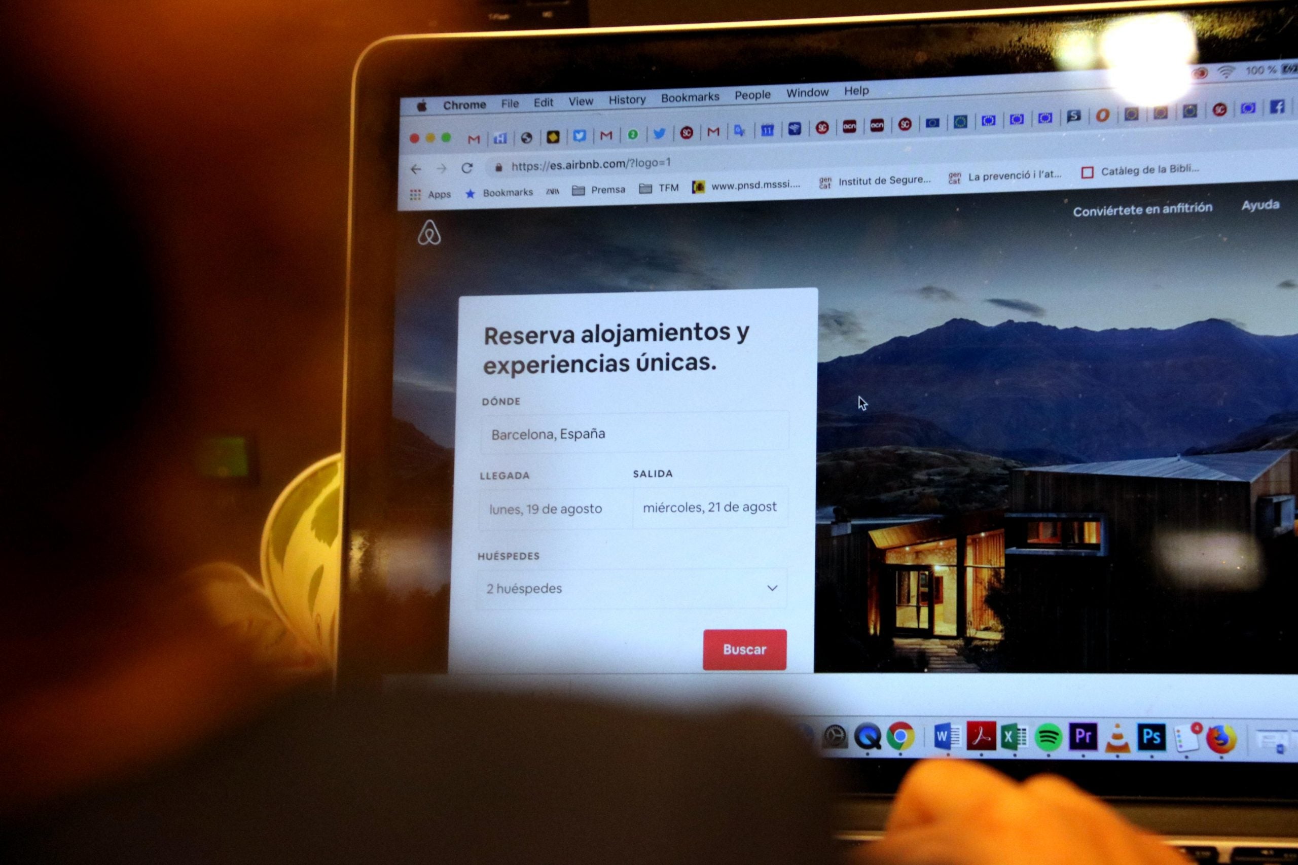 Un usuari consultant la pàgina web d'Airbnb / ACN - Blanca Blay