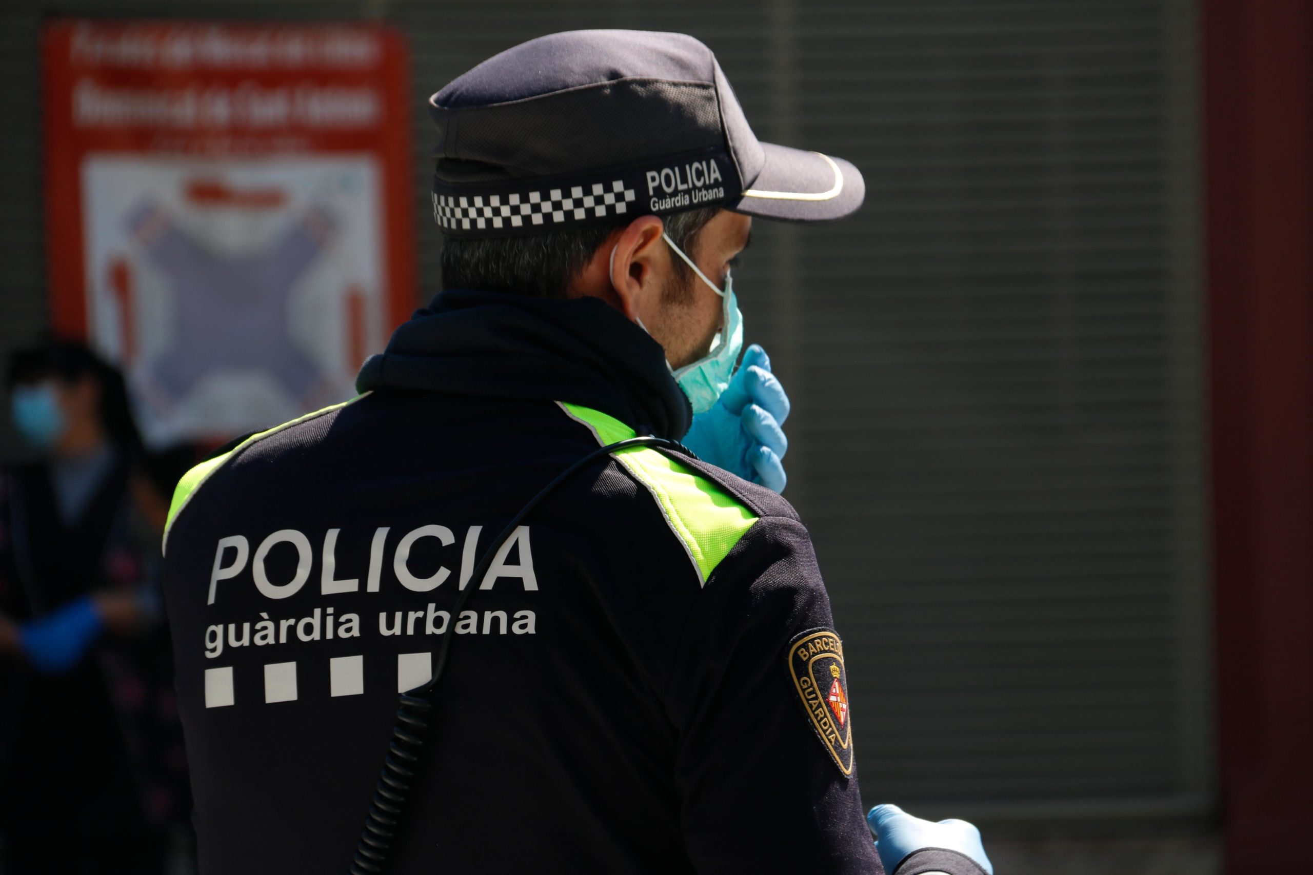 Un agent de la Guàrdia Urbana de Barcelona, amb mascareta, en imatge d'arxiu / Blanca Blay - ACN