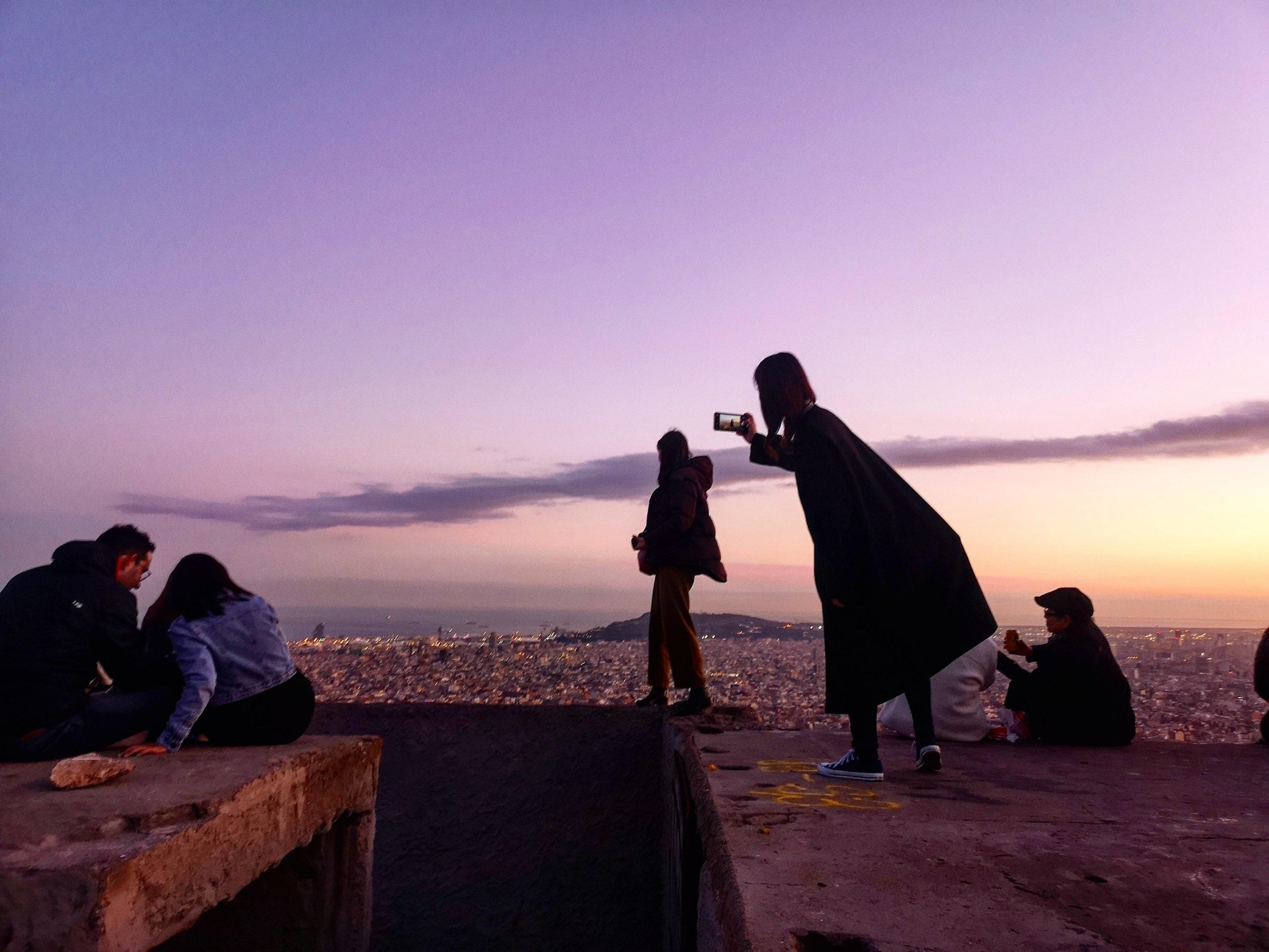 Una turista camina per la cornisa dels búnquers per fer-se una fotografia / D.C.
