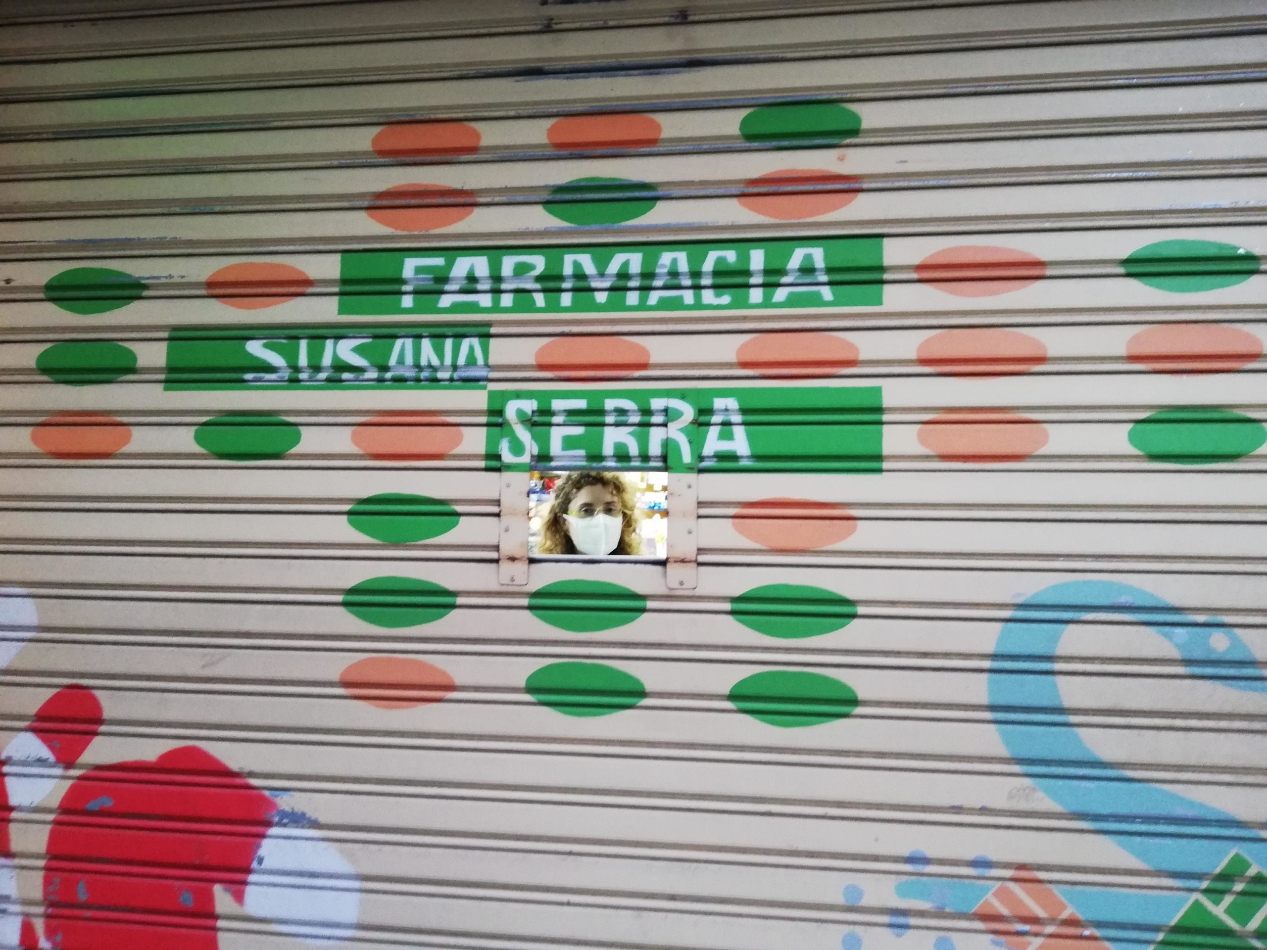 La farmacèutica Susana Serra a l'interior de la seva farmàcia / A. L.