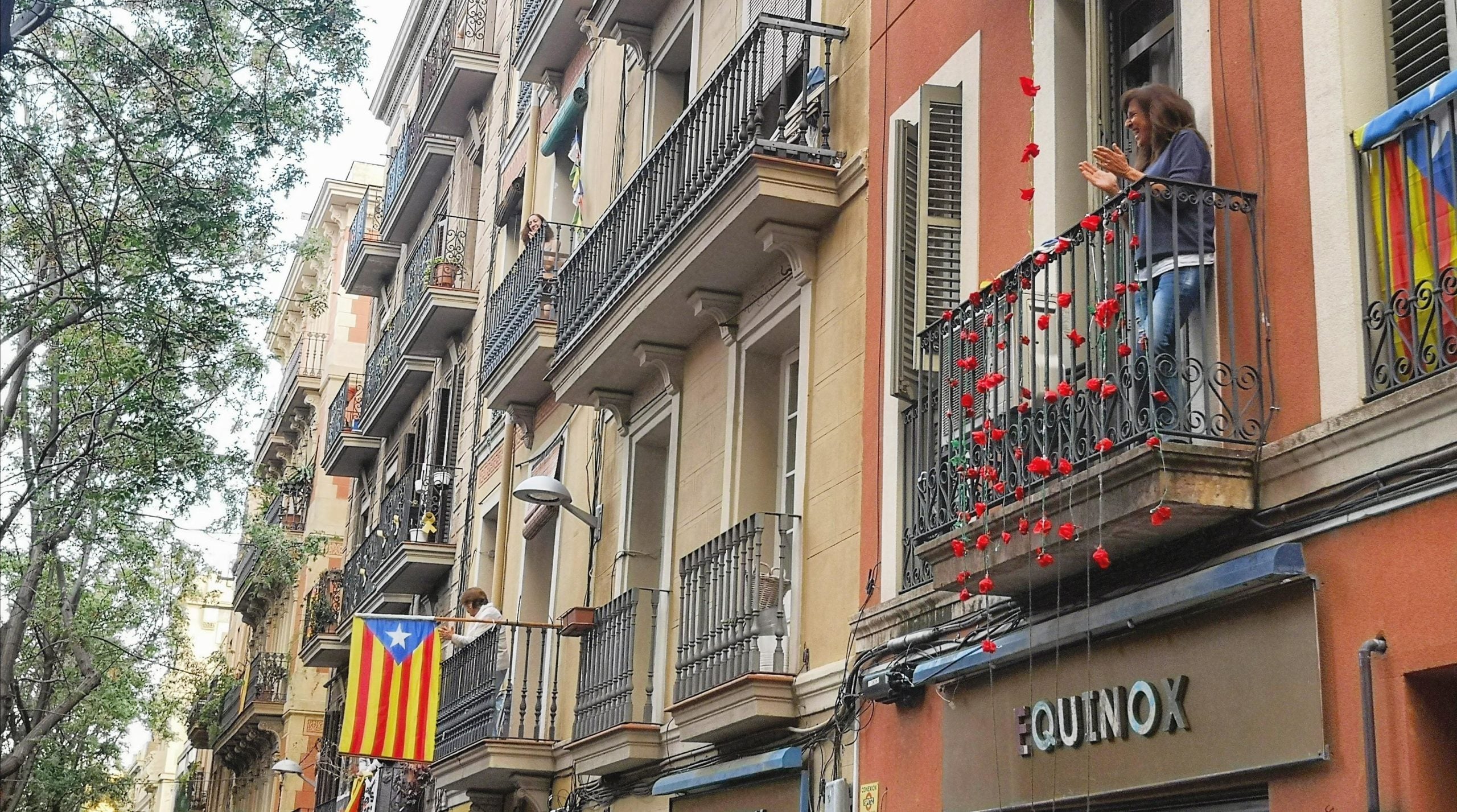 Veïns dels carrer Verdi reciten poemes per Sant Jordi des dels balcons / David Cobo