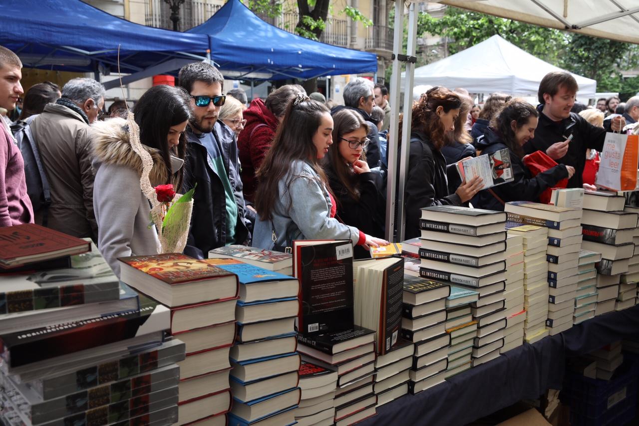 Una parada de llibres el dia de Sant Jordi de l'any passat / Jordi Play