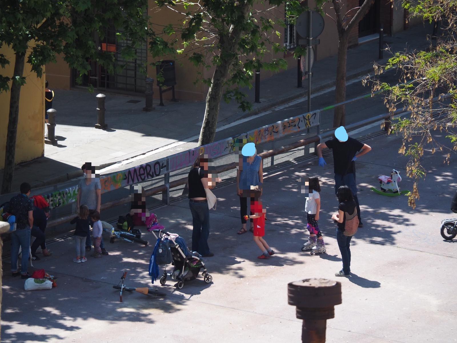 Diverses famílies a la plaça del Raspall cap a les 13 hores / Cedida