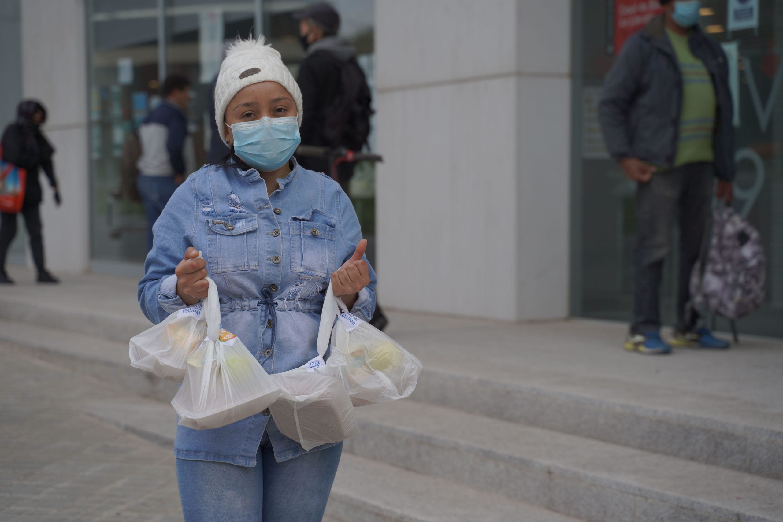 Una usuària del Banc dels Aliments, durant la pandèmia / Fundació 'la Caixa'