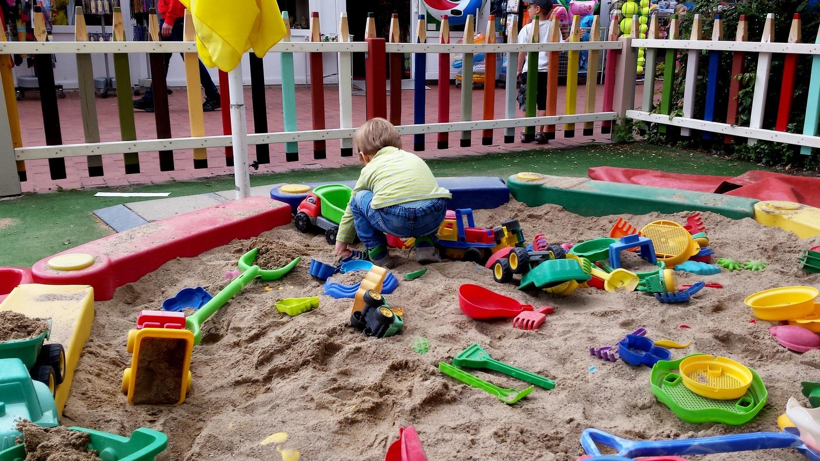 Un infant jugant en una escola bressol de Barcelona / ARXIU