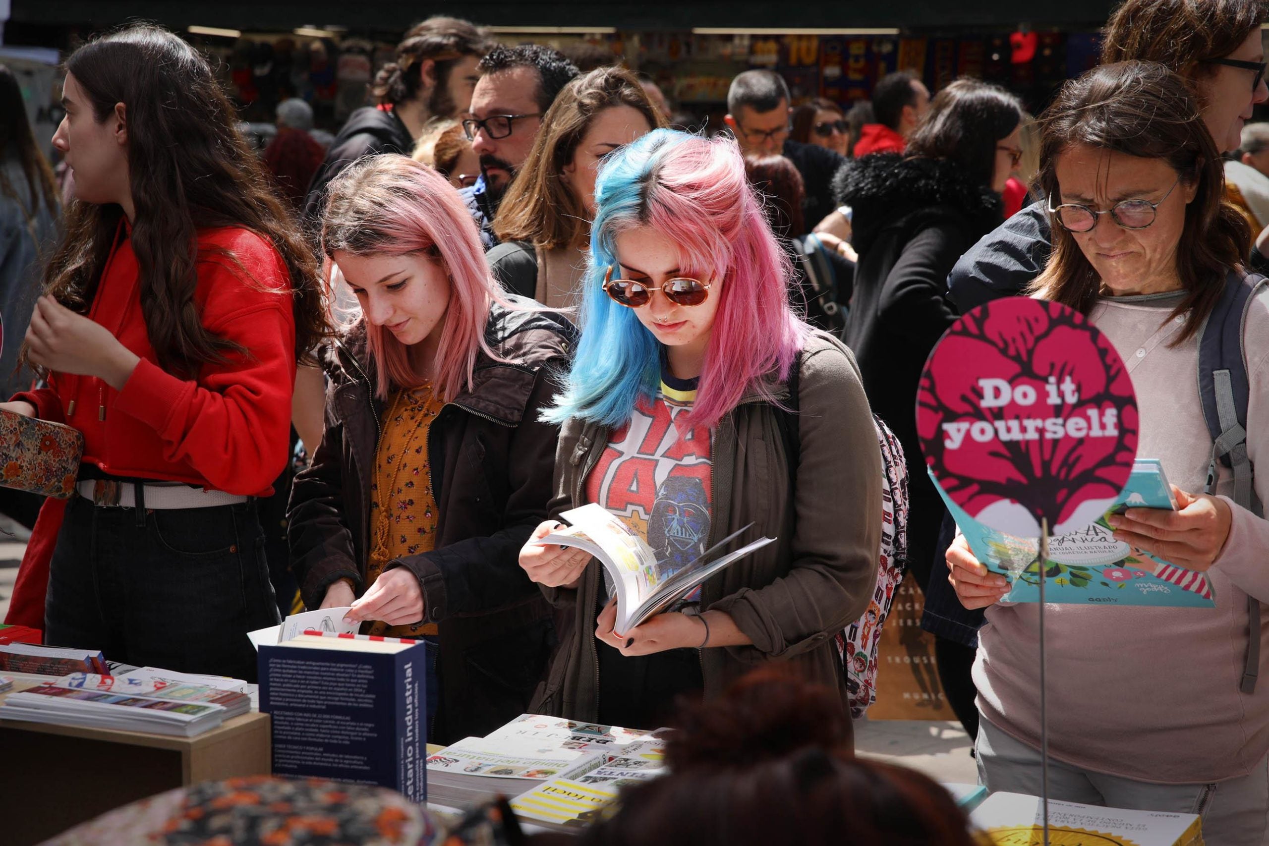 Una parada de Sant Jordi, l'any passat a Barcelona / Jordi Play