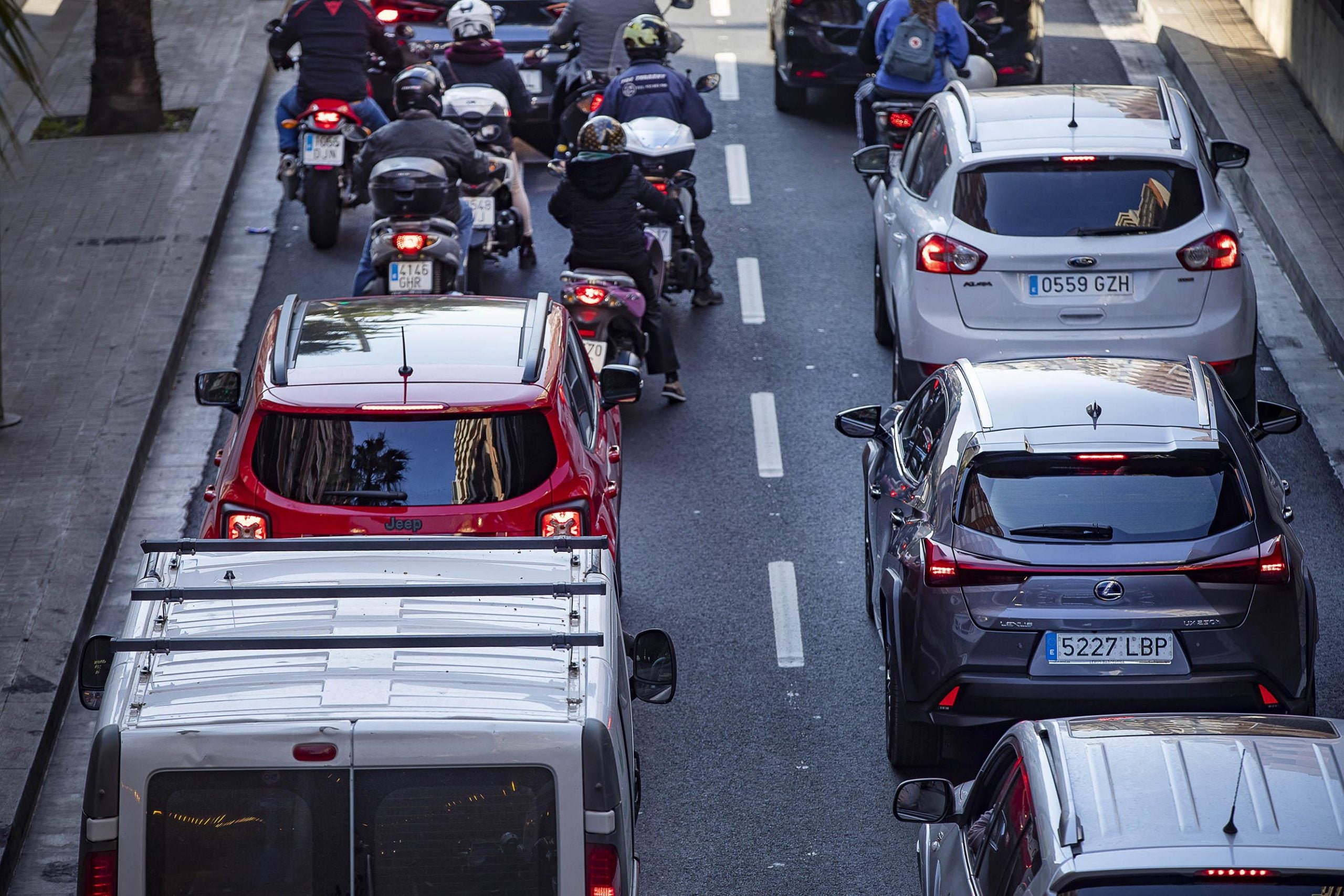 Embús de circulació i trànsit dens a Barcelona / Jordi Play