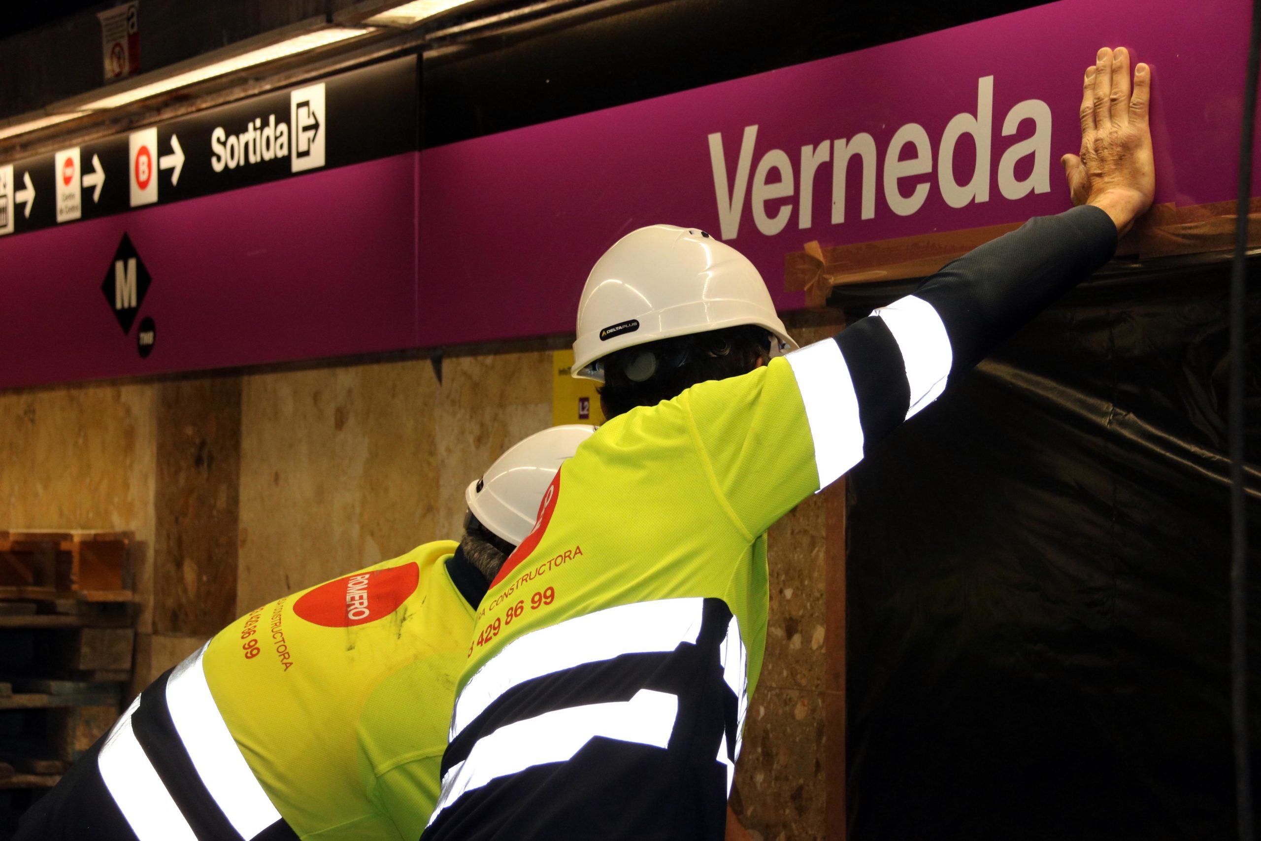 Operaris treballant en la retirada de l'amiant de la parada de La Verneda del metro de Barcelona / ACN