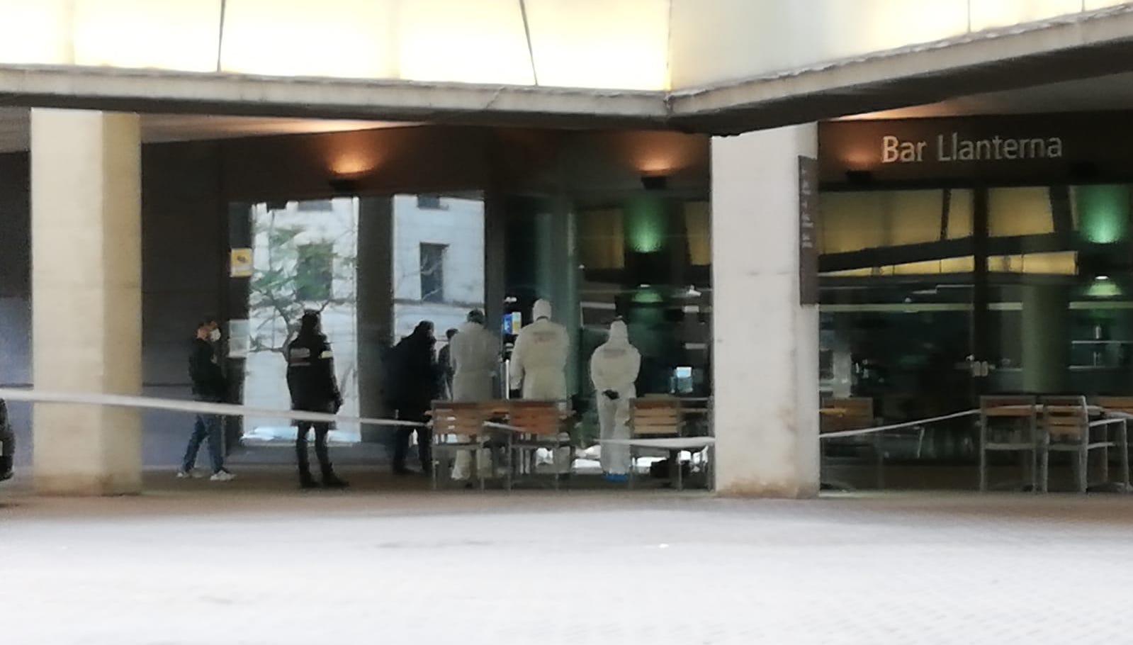 Agents dels Mossos a l'Auditori, on es va produir la mort d'una víctima de l'assassí en sèrie de persones sense llar, l'abril del 2020 / TOT Barcelona