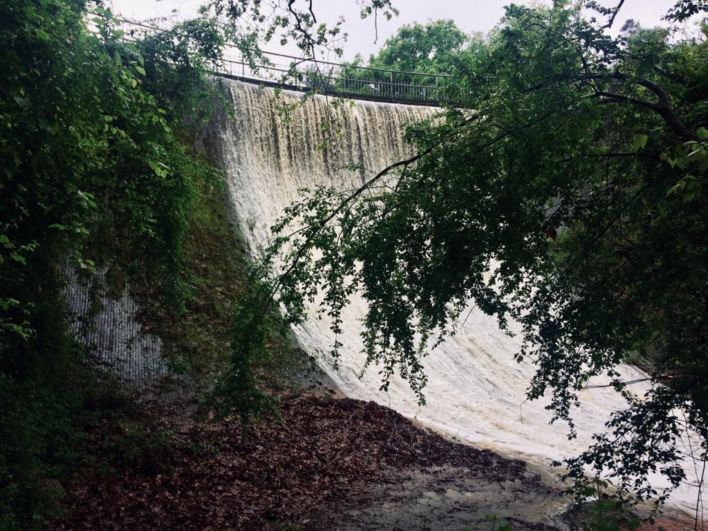 El pantà de Vallvidrera, desbordat per la pluja fa uns mesos / Maria Palma Borràs