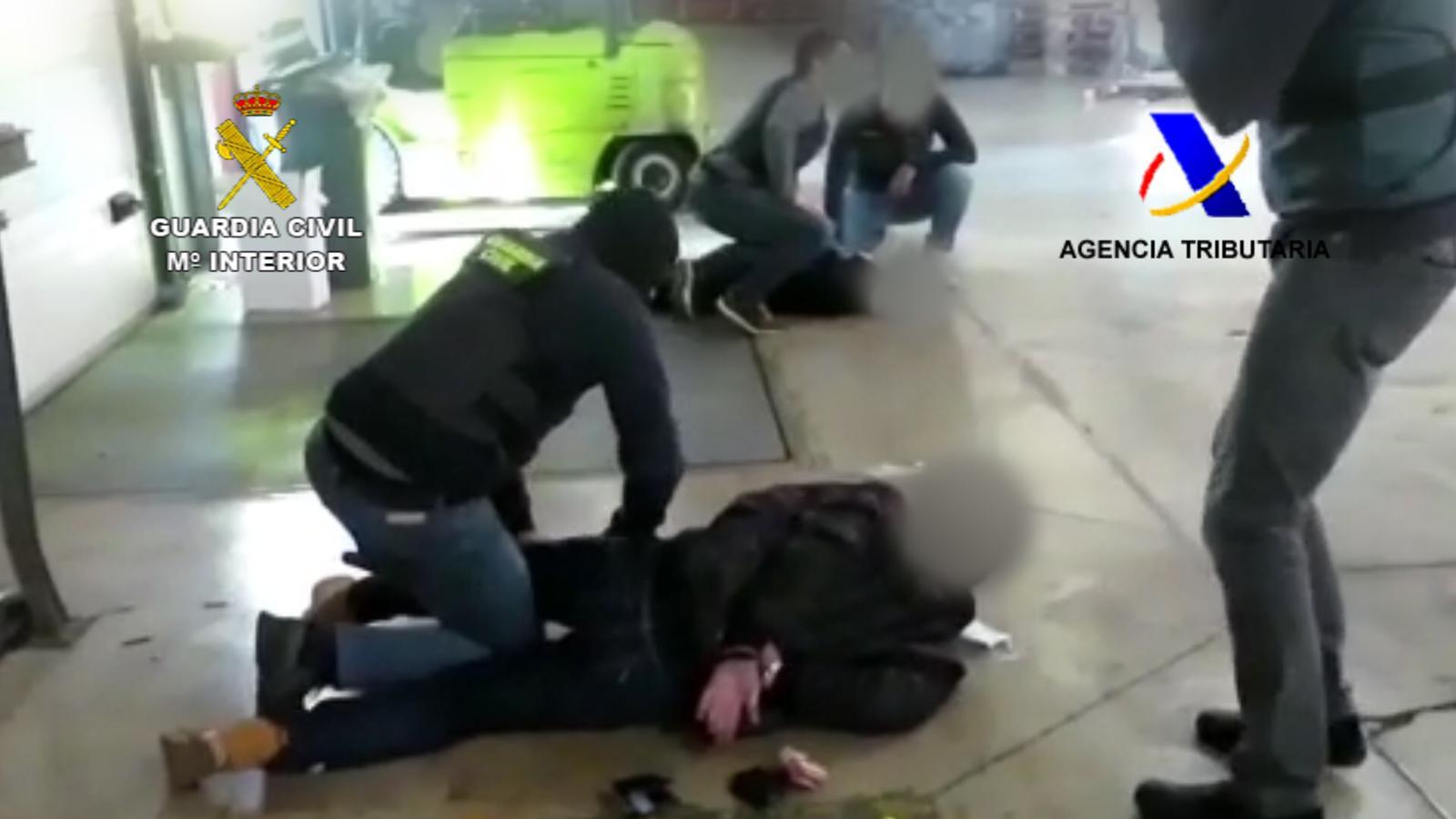 Moment de la detenció de dos dels arrestats / Guàrdia Civil i Agència Tributària