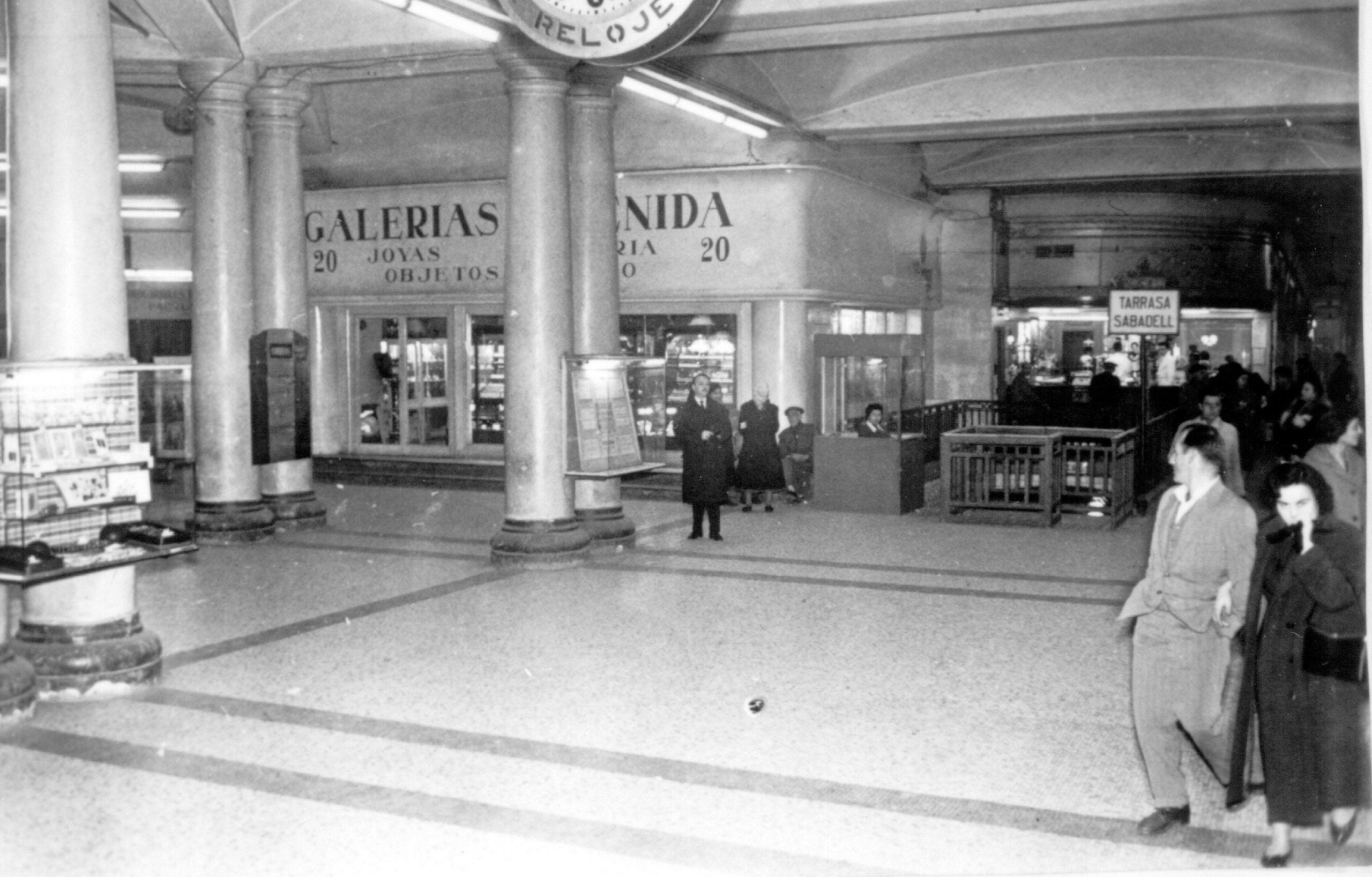 El vestíbul de la banda del carrer Balmes de l'estació de plaça Catalunya, amb accés a l'avinguda de la Llum, el 1953 / FGC