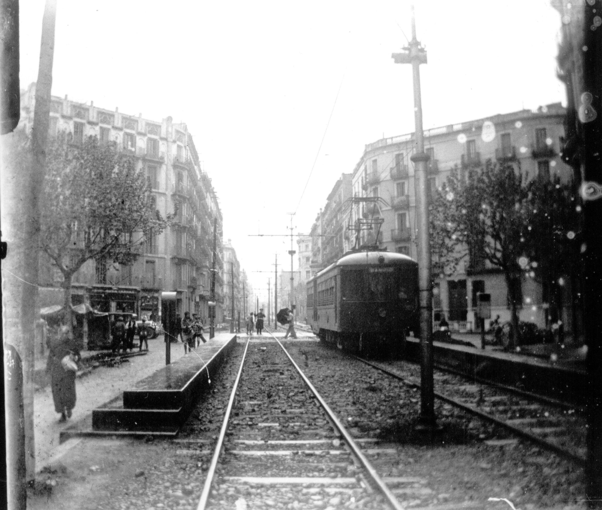 El baixador de Provença un dia plujós al voltant de l'any 1925, al mig del carrer Balmes / FGC