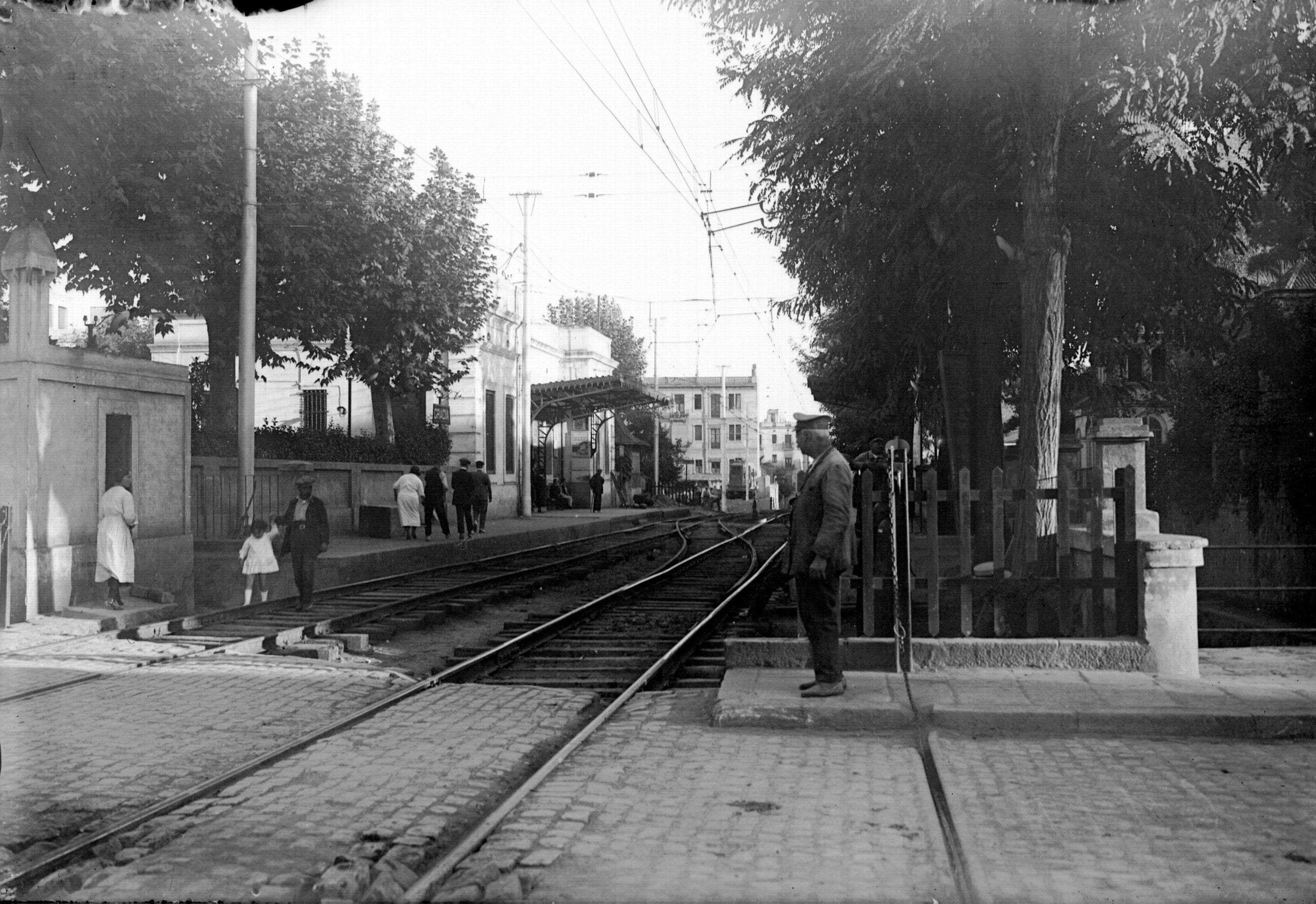 Al voltant de 1925, l'estació de Gràcia vista des del pas a nivell del carrer Marià Cubí / FGC