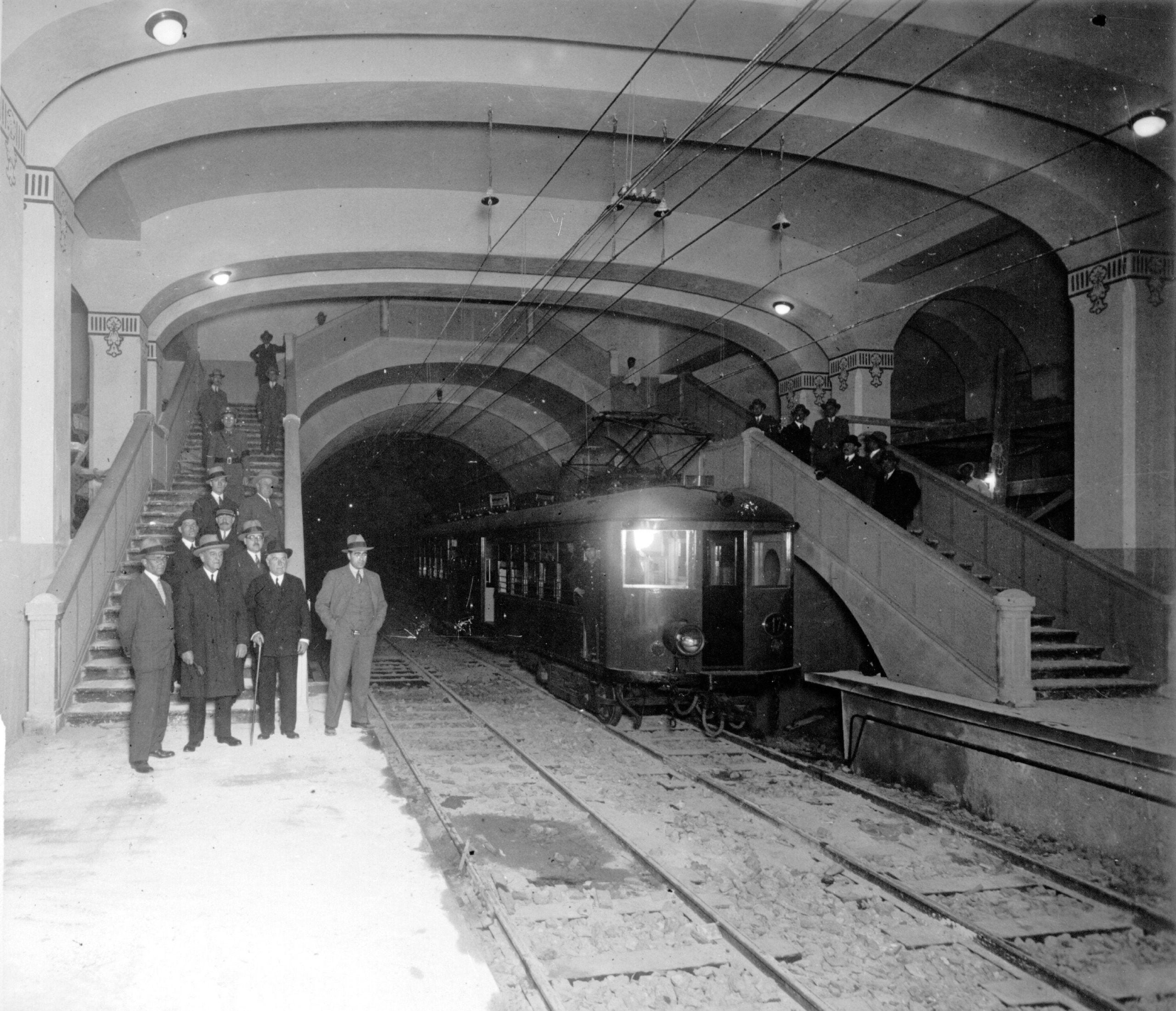 Les autoritats fan una inspecció de l'obra de la nova estació de Gràcia soterrada, dies abans de la inauguració / FGC