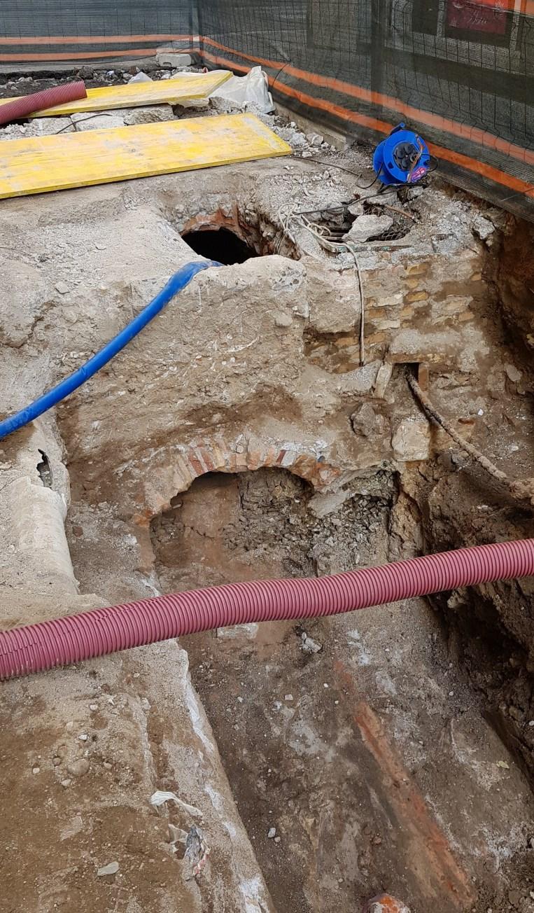 Exterior del pou d’atac a la cruïlla del carrer de l’Est amb Nou de la Rambla. | SABCN Exterior del pou d’atac a la cruïlla del carrer de l’Est amb Nou de la Rambla. | SABCN