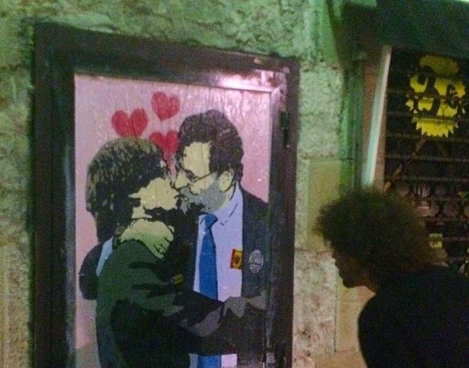 El petó entre Rajoy i Puigdemont que va pintar TVBoy. | TVBoy El petó entre Rajoy i Puigdemont que va pintar TVBoy. | TVBoy