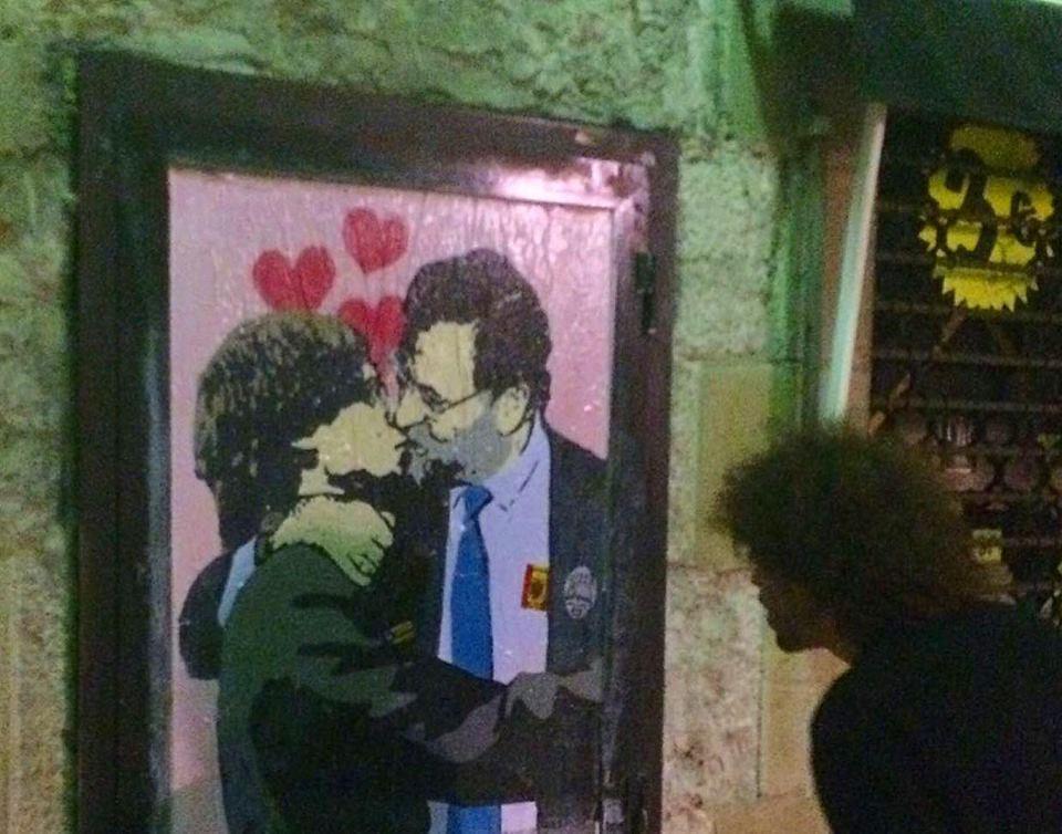 El petó entre Rajoy i Puigdemont que va pintar TVBoy. | TVBoy