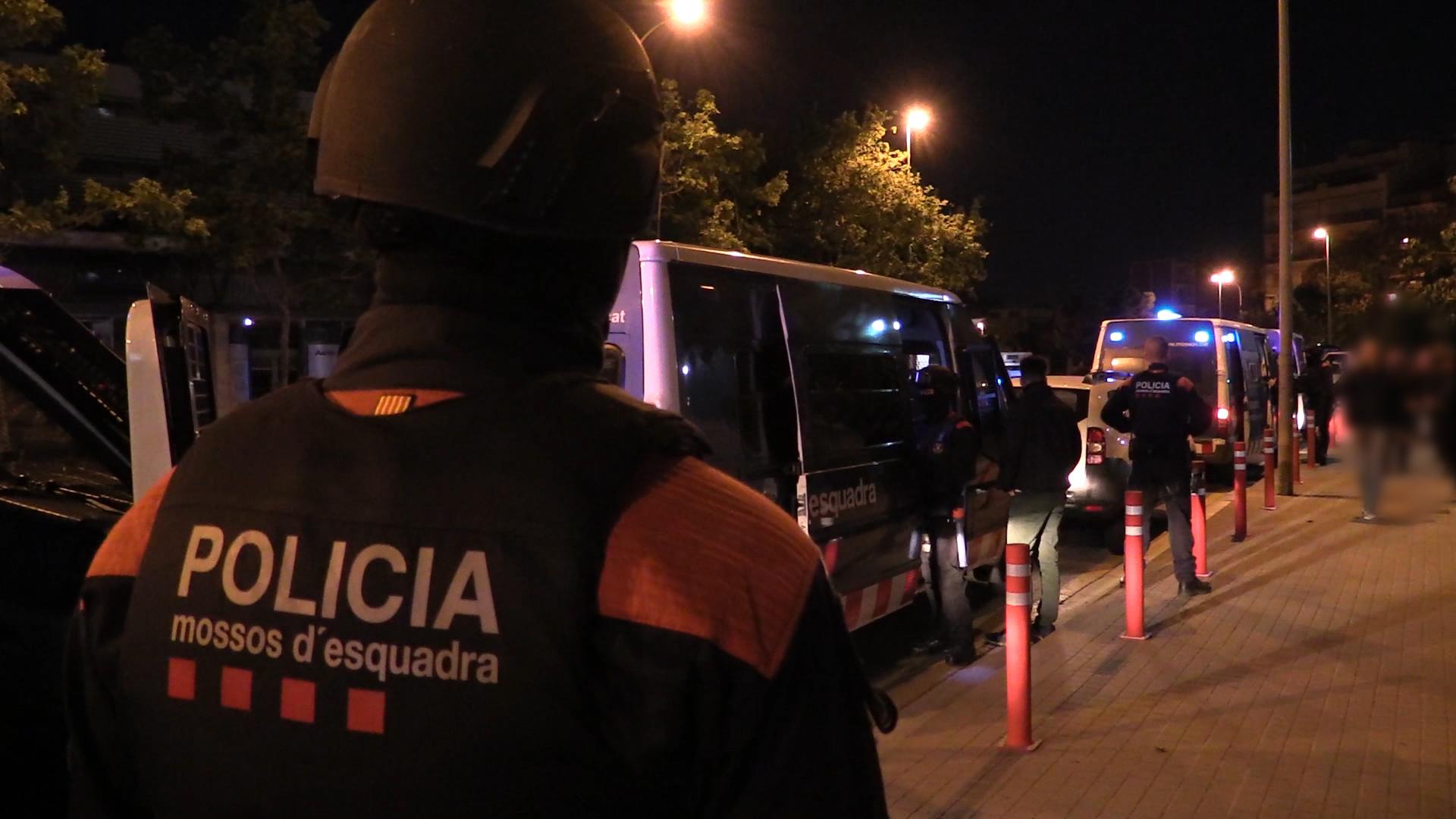 Dispositiu dels Mossos d'Esquadra en què es van detenir 11 membres de la banda. | Mossos d'Esquadra Dispositiu dels Mossos d'Esquadra en què es van detenir 11 membres de la banda. | Mossos d'Esquadra