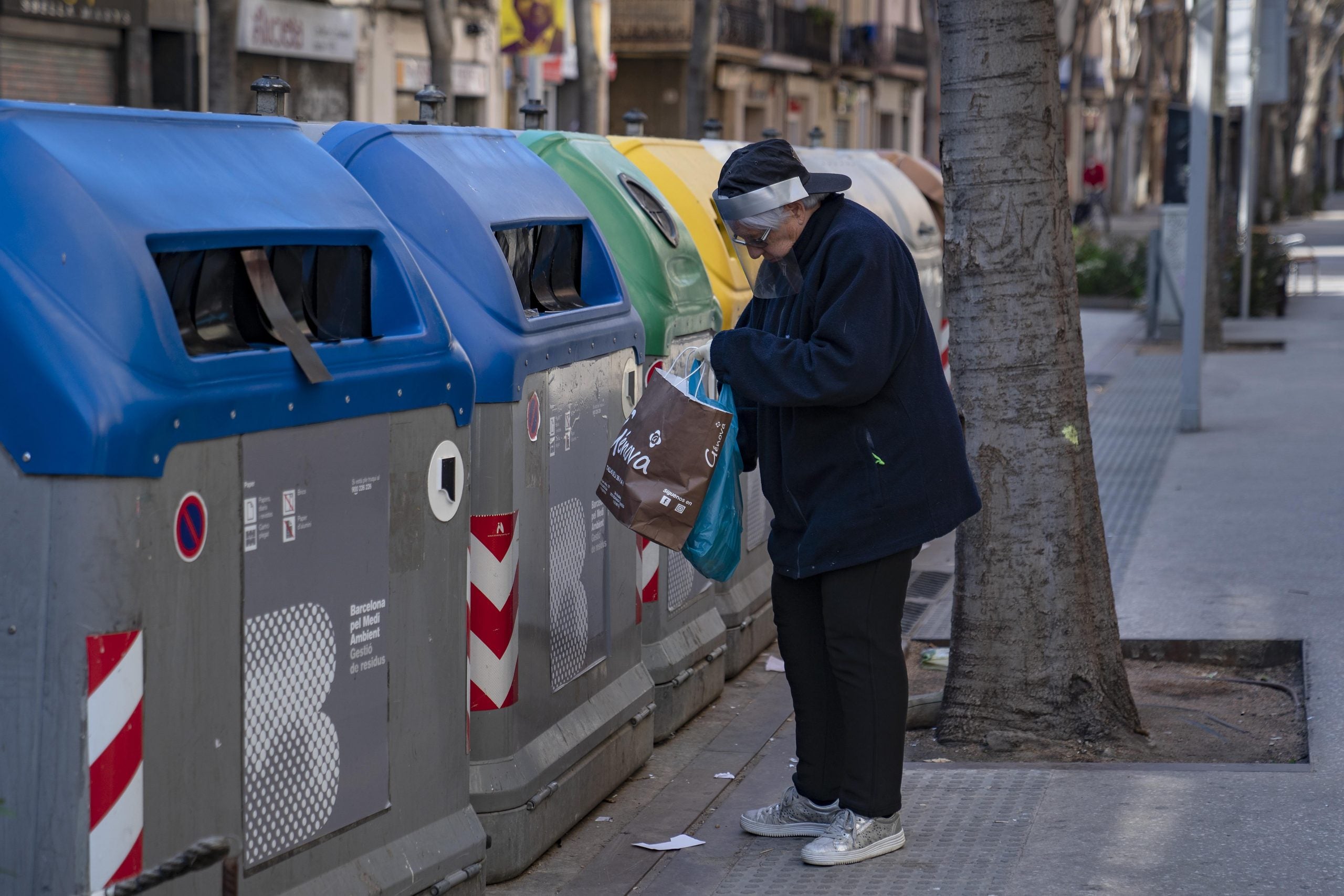 Veïna de Barcelona llançant la brossa als contenidors de reciclatge / Flick'r - Ajuntament de Barcelona