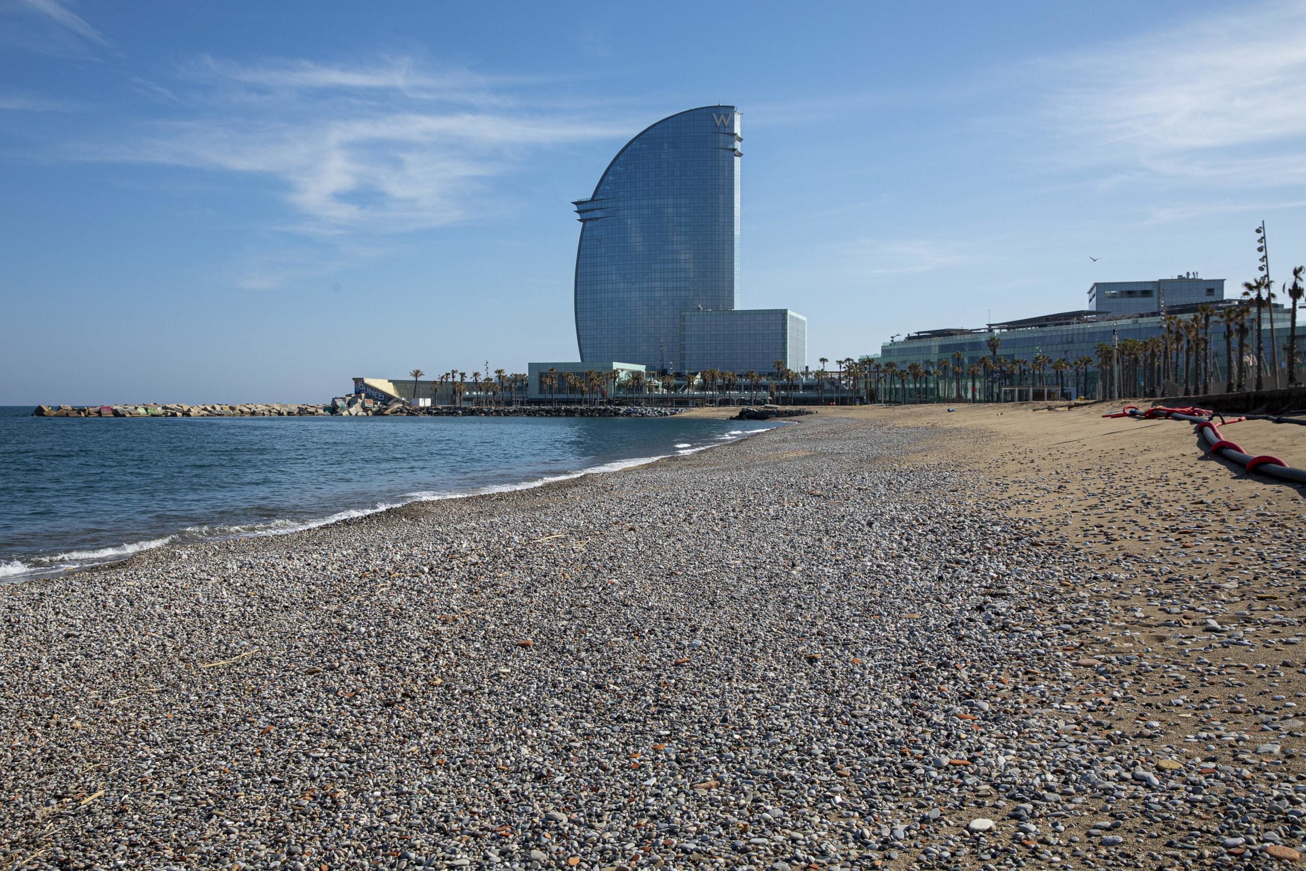 Platja a la Barceloneta, amb la sorra coberta de pedres / Flick'r - Ajuntament de Barcelona Platja a la Barceloneta, amb la sorra coberta de pedres / Flick'r - Ajuntament de Barcelona
