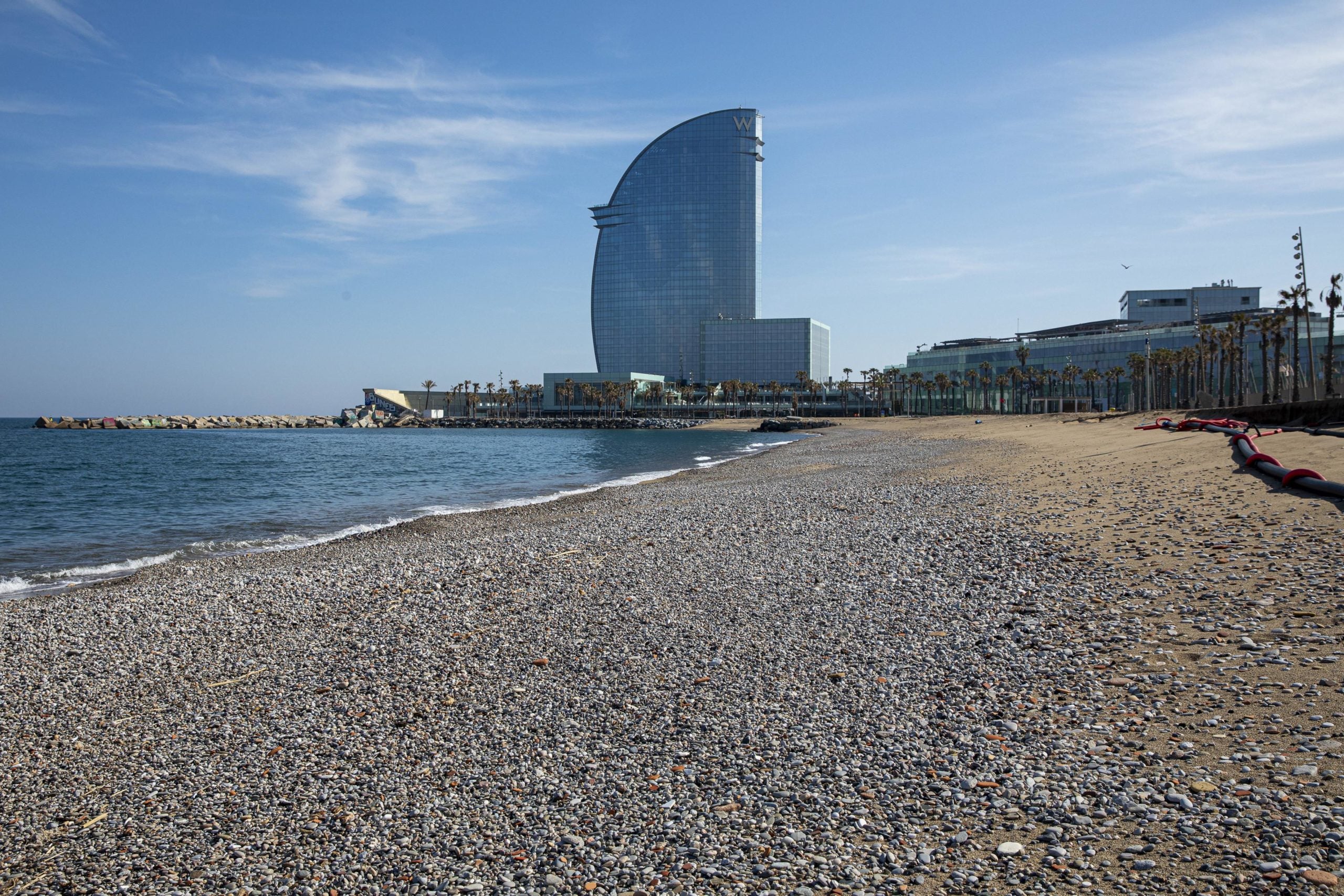 Platja a la Barceloneta, amb la sorra coberta de pedres / Flick'r - Ajuntament de Barcelona