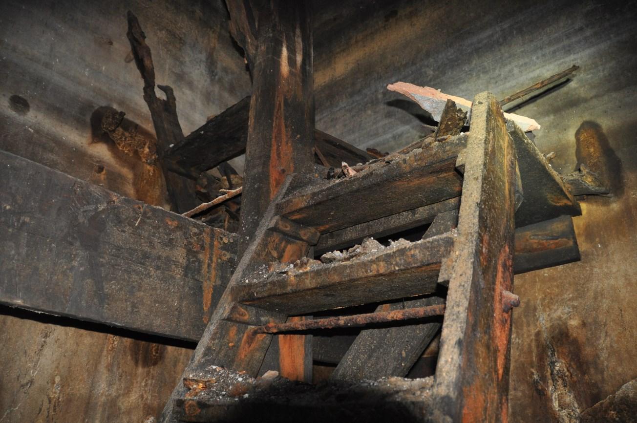 Detall de les escales de fusta que permetien l’accés a peu al pou d’atac. | SABCN Detall de les escales de fusta que permetien l’accés a peu al pou d’atac. | SABCN