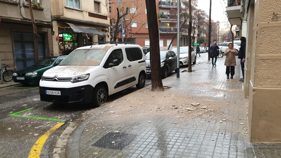 Part de la façana que s'ha desprès al barri del Guinardó / Juan Antonio Domingo