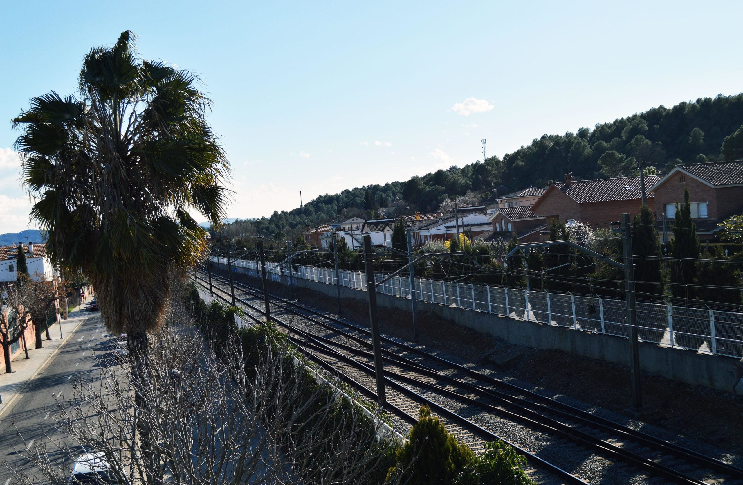 Vistes del municipi amb les vies del tren | ALBA HERRERA