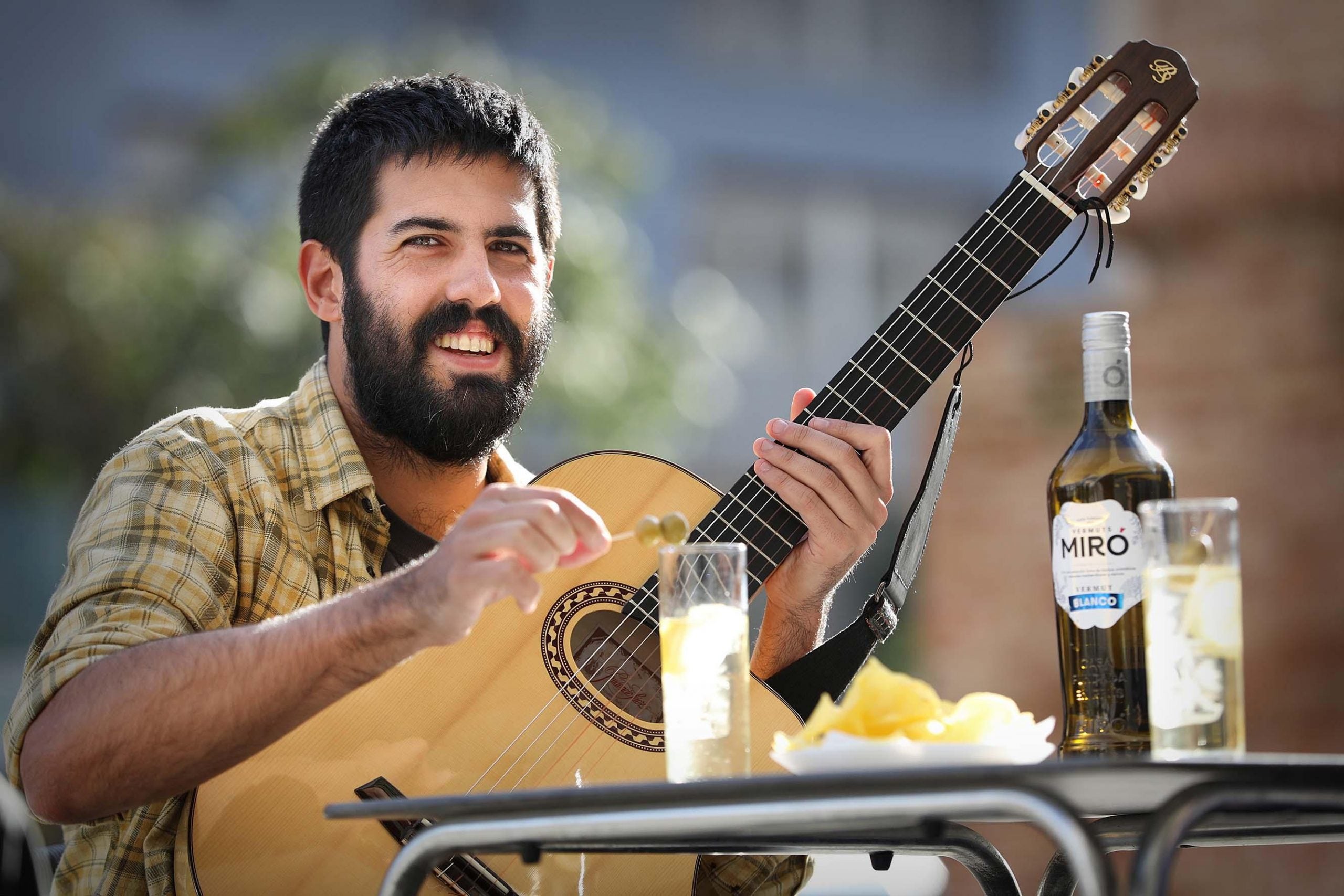 En un bar o bodega de barri, amb unes tapes i envoltat d'amics: el vermut ideal del cantant de la Pegatina / Jordi Play